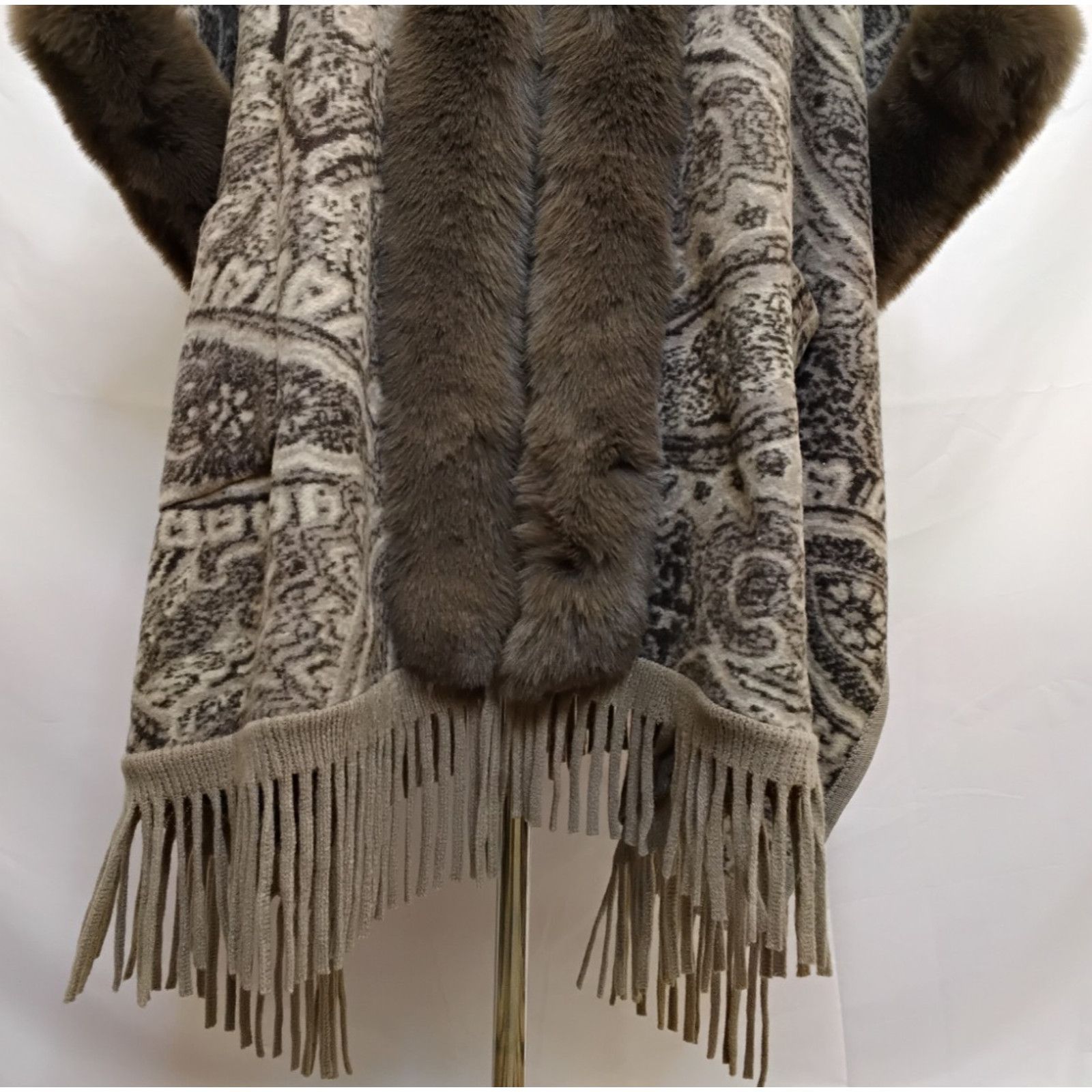 Elie Tahari Tahari Shawl One Size Brown Paisley Fur Trim Fringe NWT Size L / US 10 / IT 46 - 6 Thumbnail