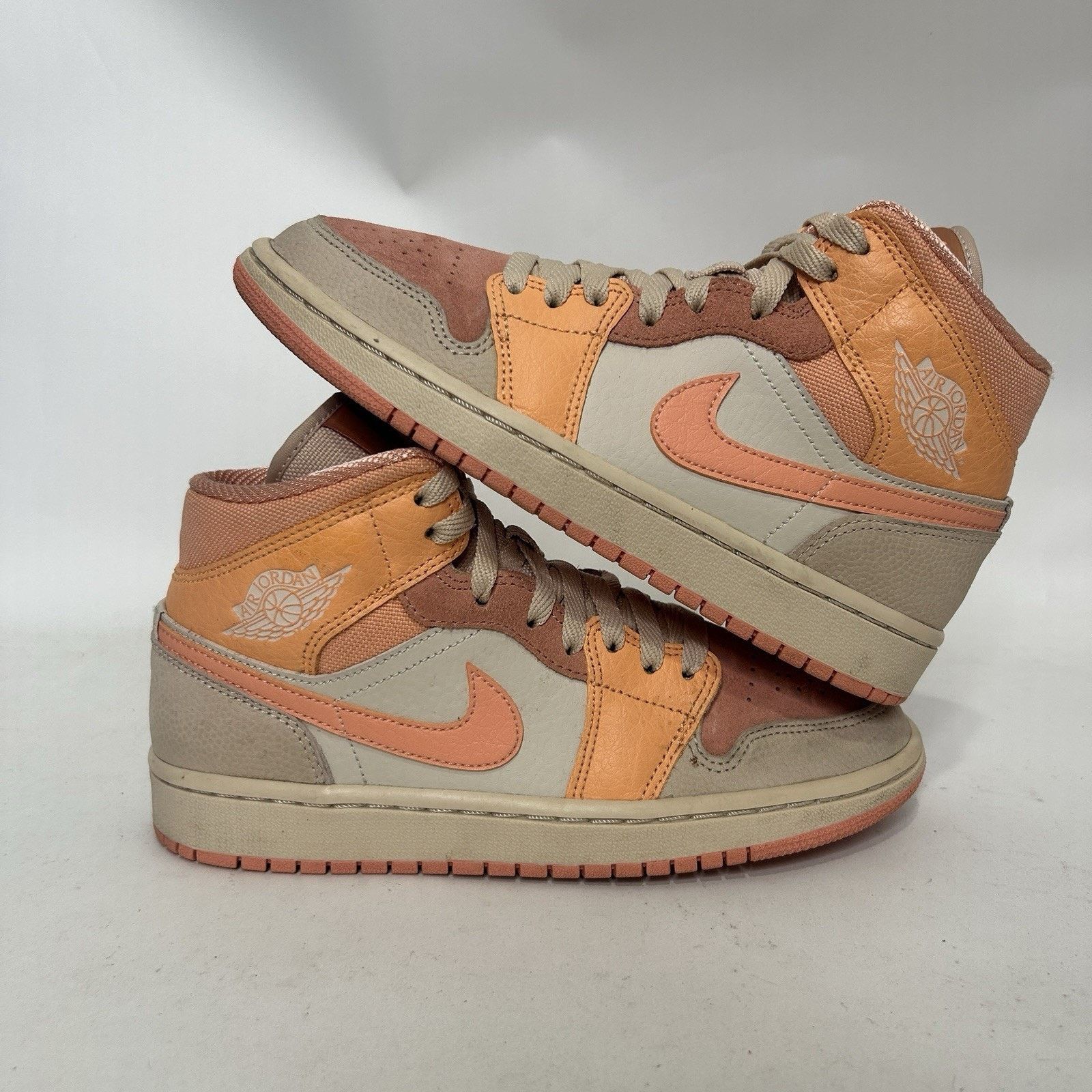 Jordan Brand Nike Air Jordan 1 Retro Mid WMNS “Apricot Orange” DH4270-800 Size US 7.5 / IT 37.5 - 1 Thumbnail