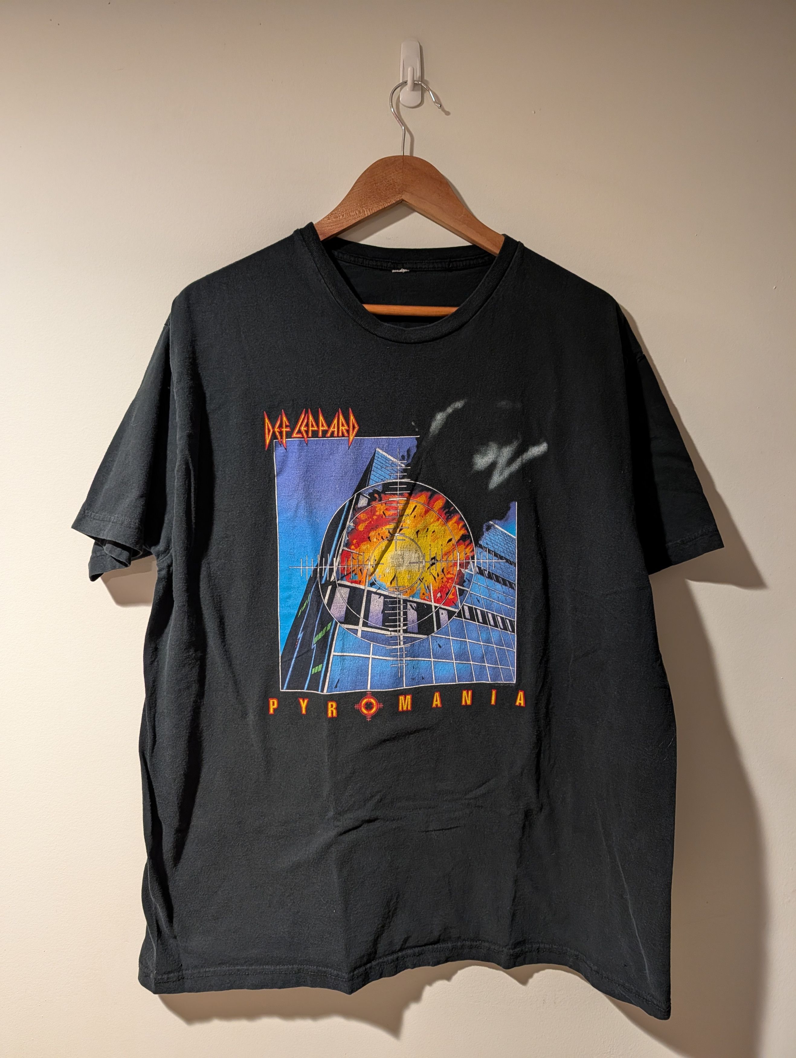 Band Tees Vintage 2007 Def Leppard Pyromania Band X-Large T-Shirt Size US XL / EU 56 / 4 - 1 Thumbnail