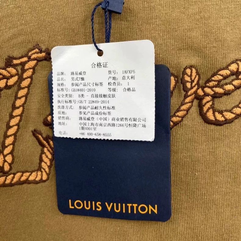 Louis Vuitton Louis Vuitton Louis Vuitton Short Sleeve TShirt-2506 Size US XXL / EU 58 / 5 - 6 Thumbnail