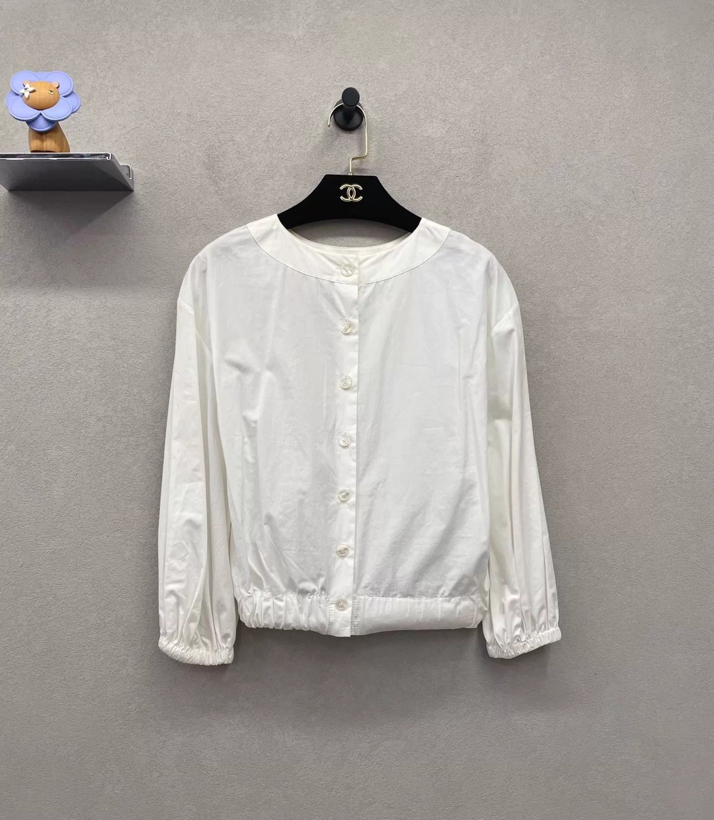 Chanel Chanel crewneck white longsleeve shirt 38 Korean elegant Size S / US 4 / IT 40 - 1 Thumbnail