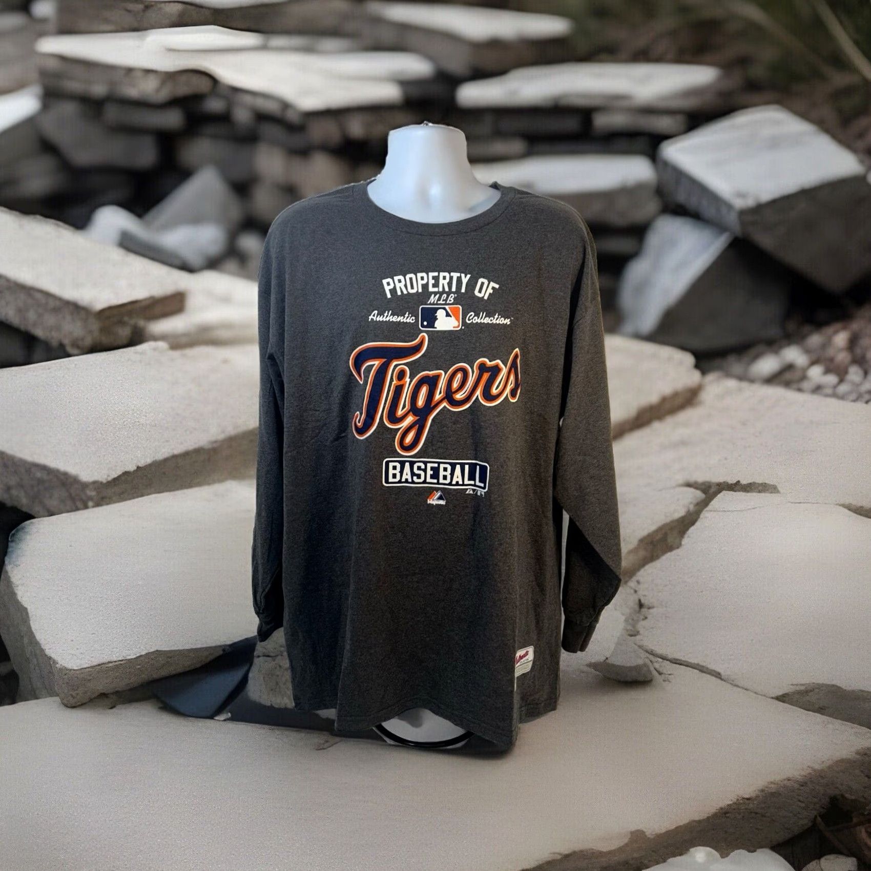 Vintage Majestic Detroit Tigers Long Sleeve Shirt Men 2XL Dark Heather Gray NWT 2011 NOS Tigers Logo Graphic Print Regular Fit Crew Neck Shirt Size US XXL / EU 58 / 5 - 4 Thumbnail