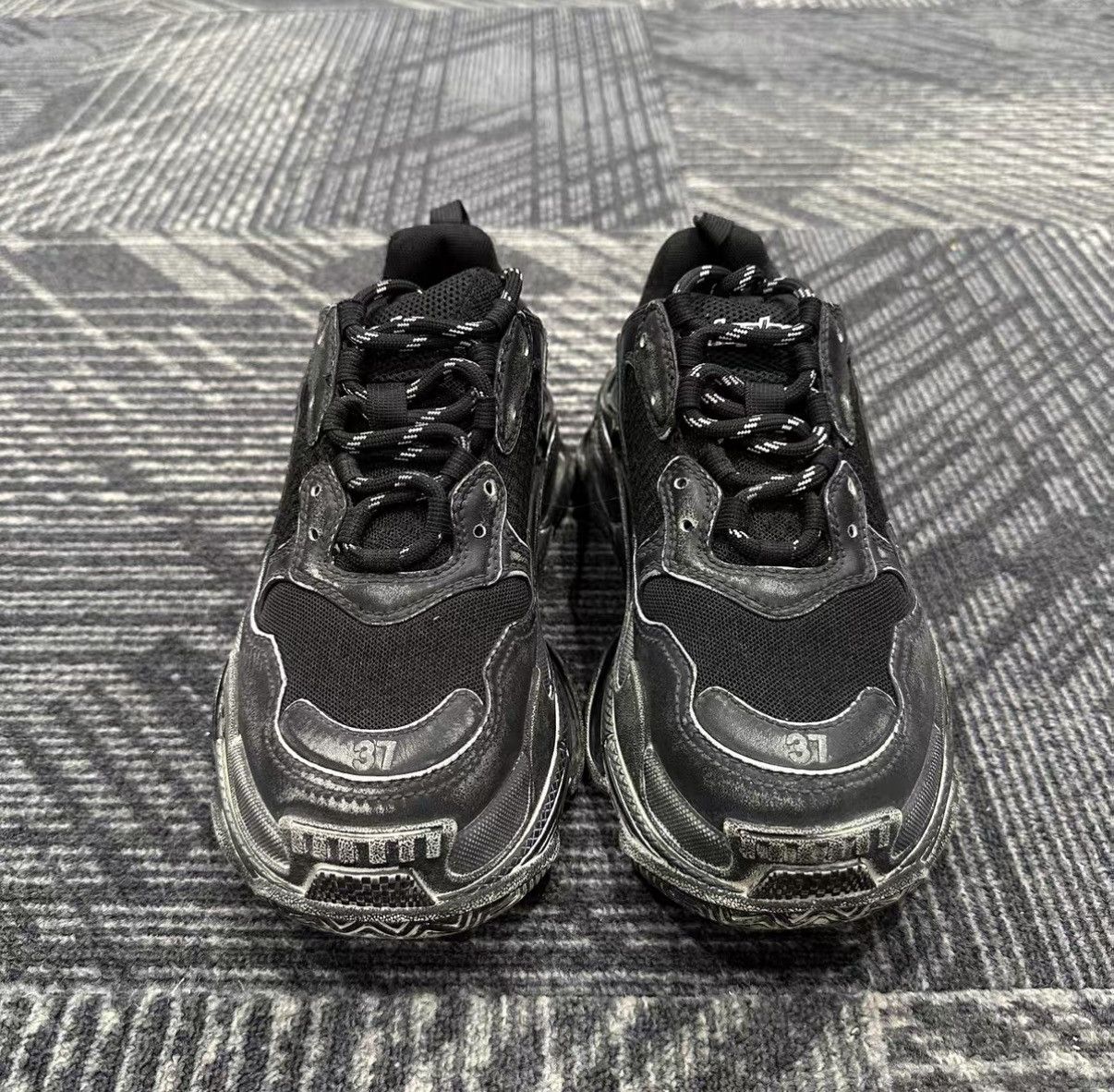 Balenciaga Balenciaga Triple S Distressed Sneakers J42 Size US 7 / IT 37 - 2 Thumbnail