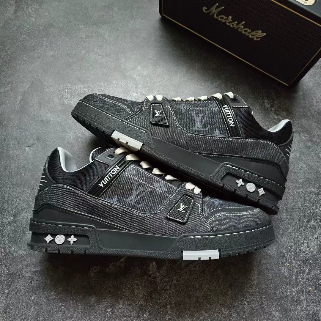 Louis Vuitton Louis Vuitton Training Black Lowtop Sneakers 25 Men Size US 10 / EU 43 - 1 Thumbnail