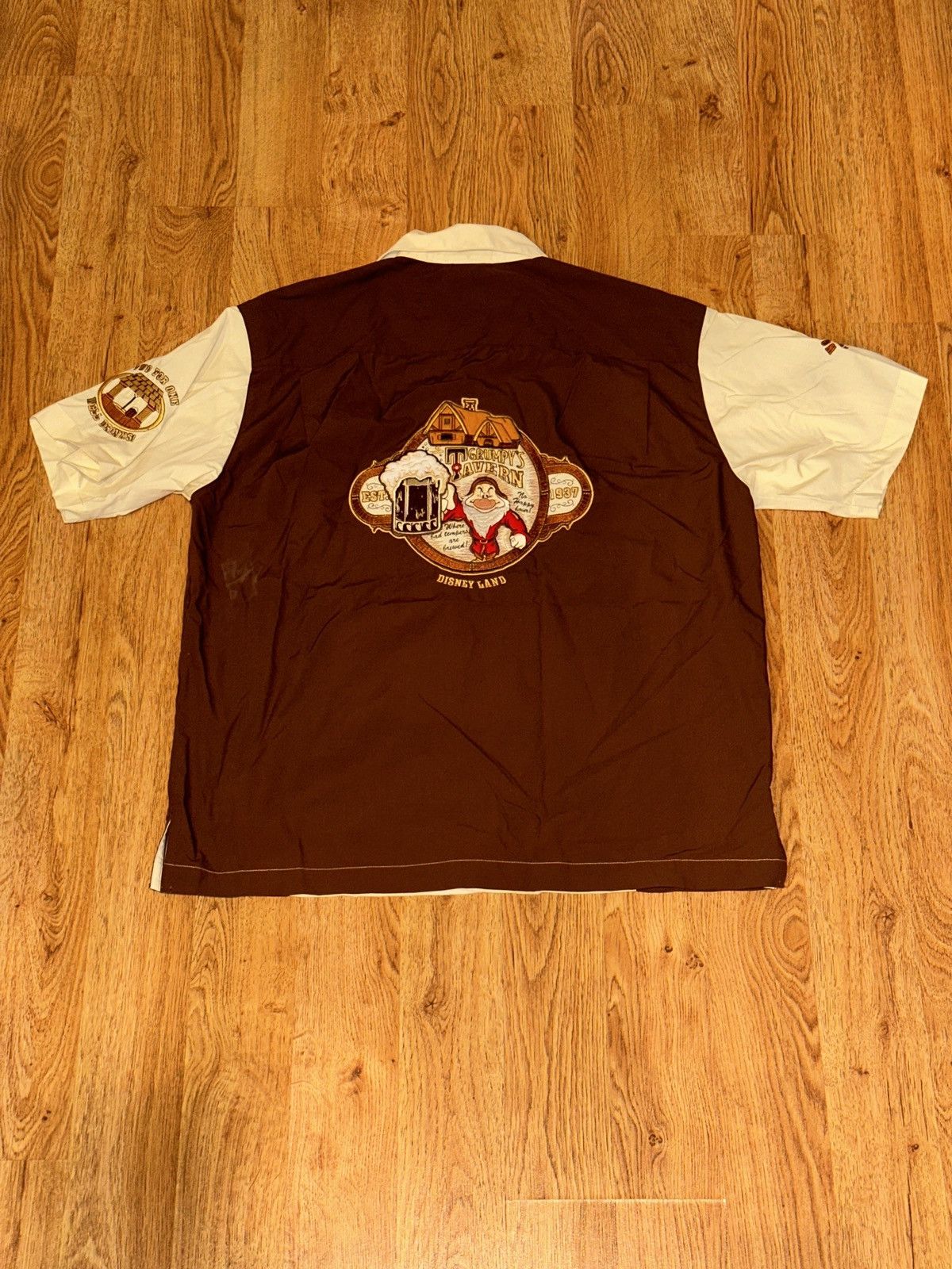 Cartoon Network × Disney × Vintage Vtg DISNEY World Grumpy’s Tavern Embroidered Button Down Size US M / EU 48-50 / 2 - 10 Thumbnail