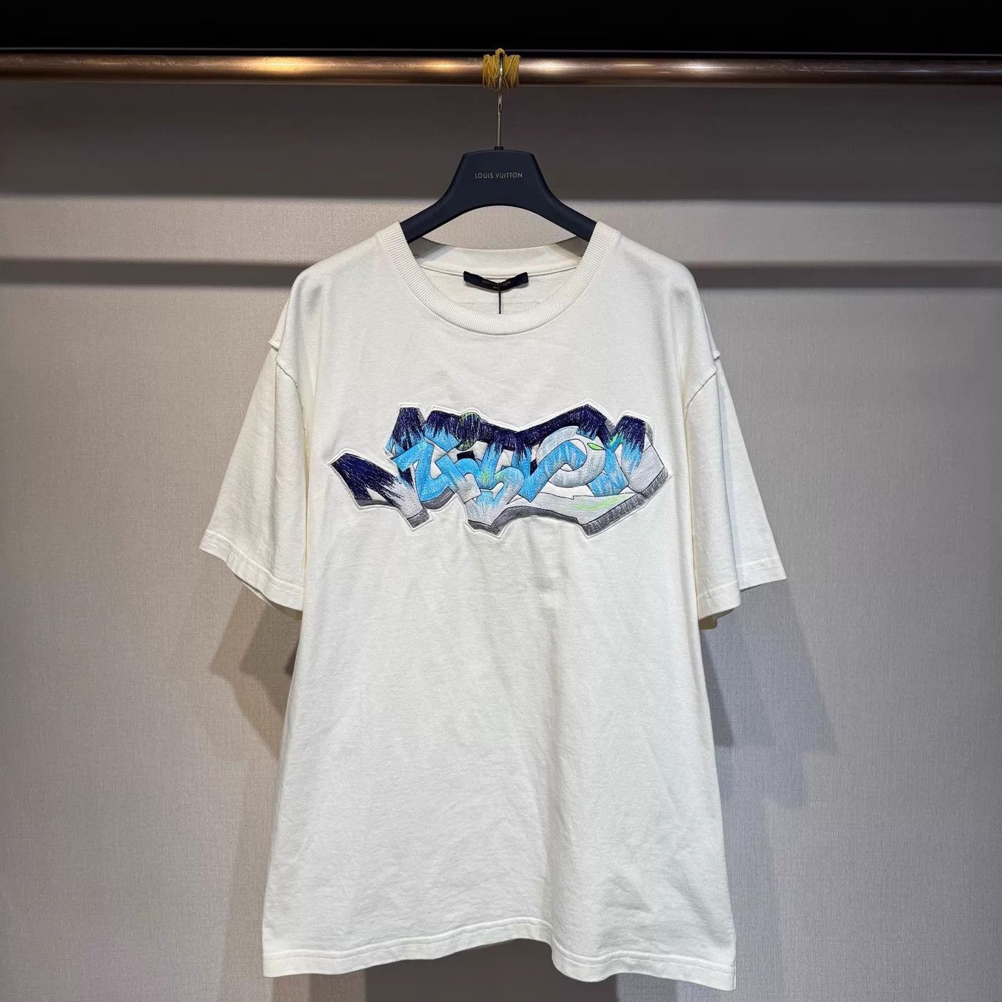 Louis Vuitton Louis Vuitton White Short Sleeve T L Embossed Logo Size US L / EU 52-54 / 3 - 1 Thumbnail