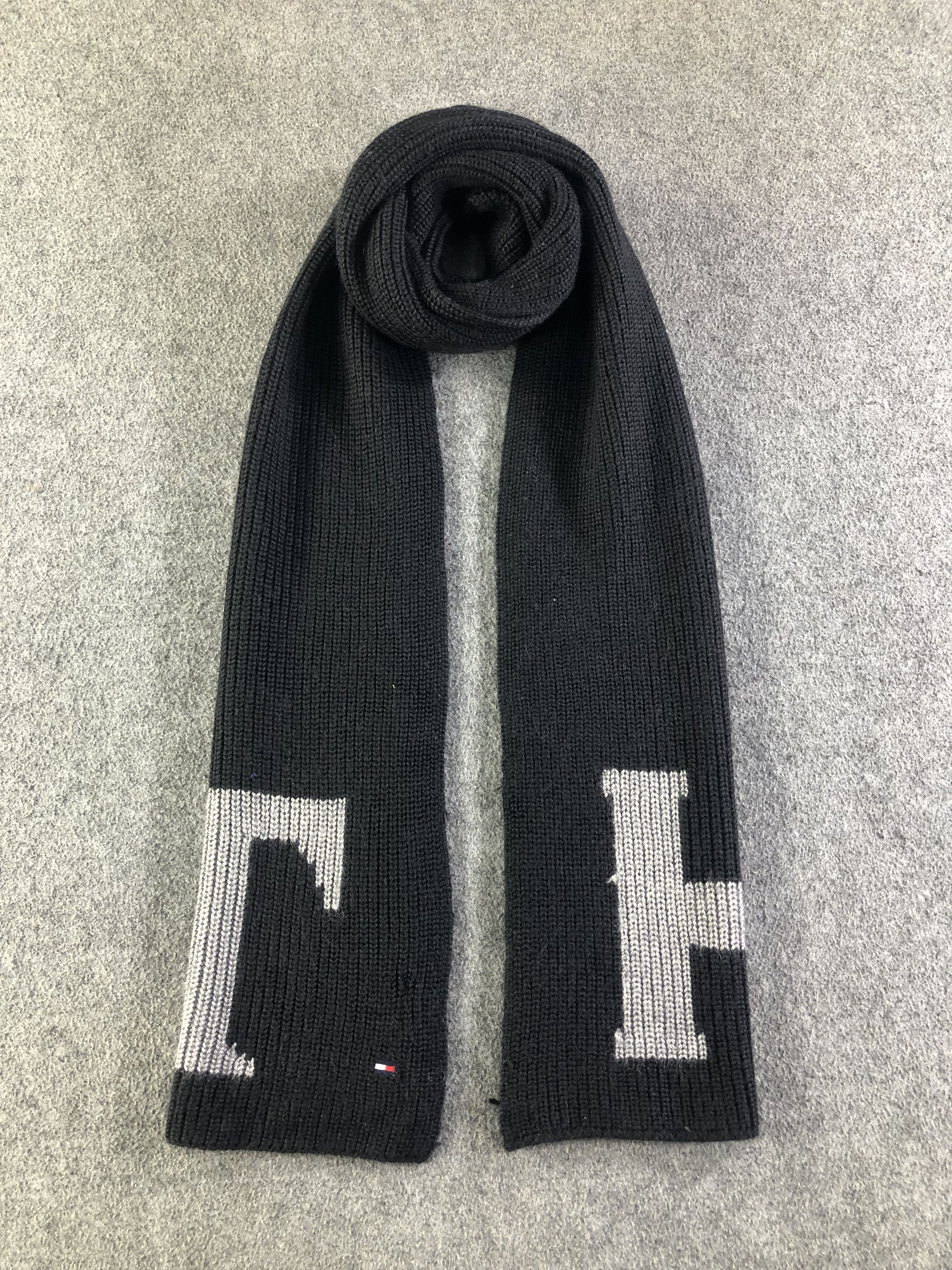 Tommy Hilfiger Tommy Hilfiger Scarf / Muffler / Neckwear SS1257 Size ONE SIZE - 1 Thumbnail