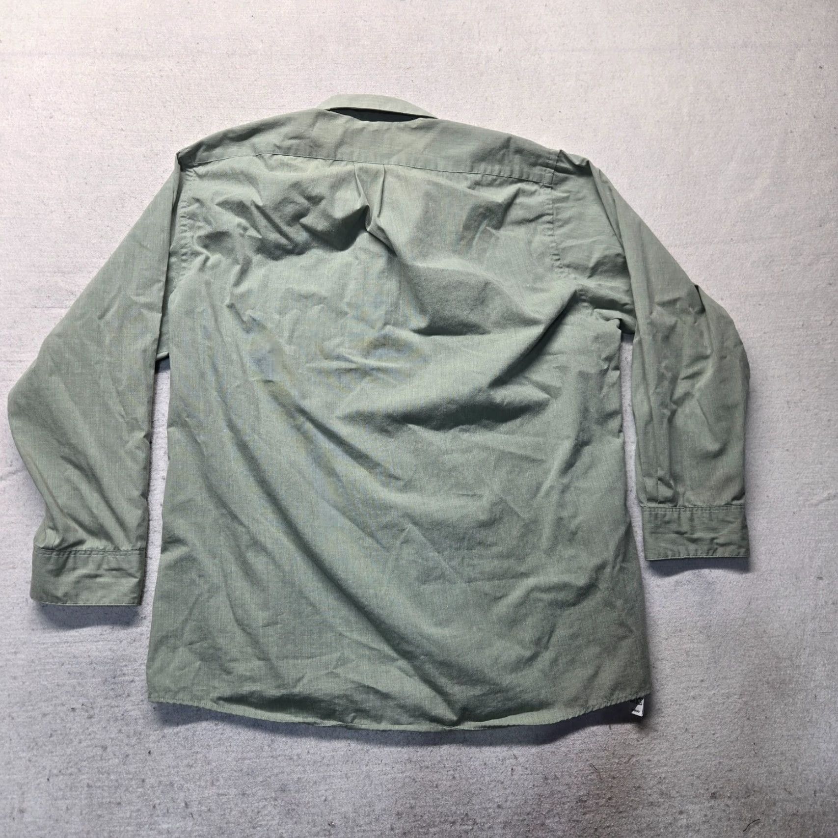 Van Heusen Van Heusen Shirt Men Long Sleeve Button-Up Solid Gray 16.5 32/33 Regular Fit Wrinkle Resistant Pocket cotton poly Size US XL / EU 56 / 4 - 7 Thumbnail
