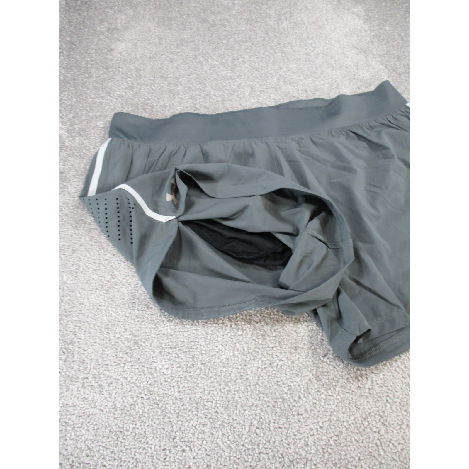Under Armour Under Armour Shorts Womens 2XL Gray Lightweight Fitted Size 40" / US 18 - 3 Thumbnail