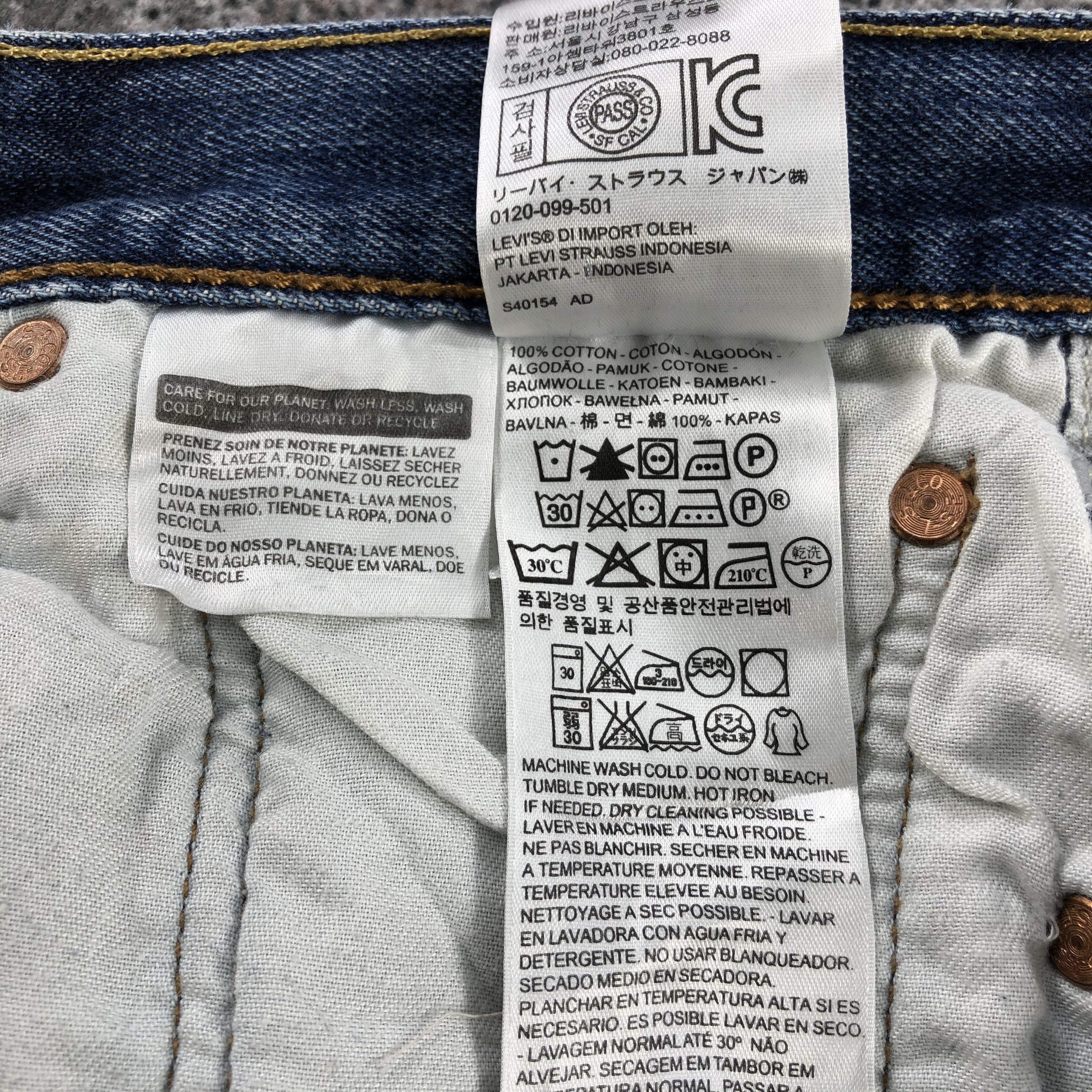 Levi's Vintage Levis 501 Jeans Blue Wash Denim KJ937 Size US 34 / EU 50 - 14 Thumbnail