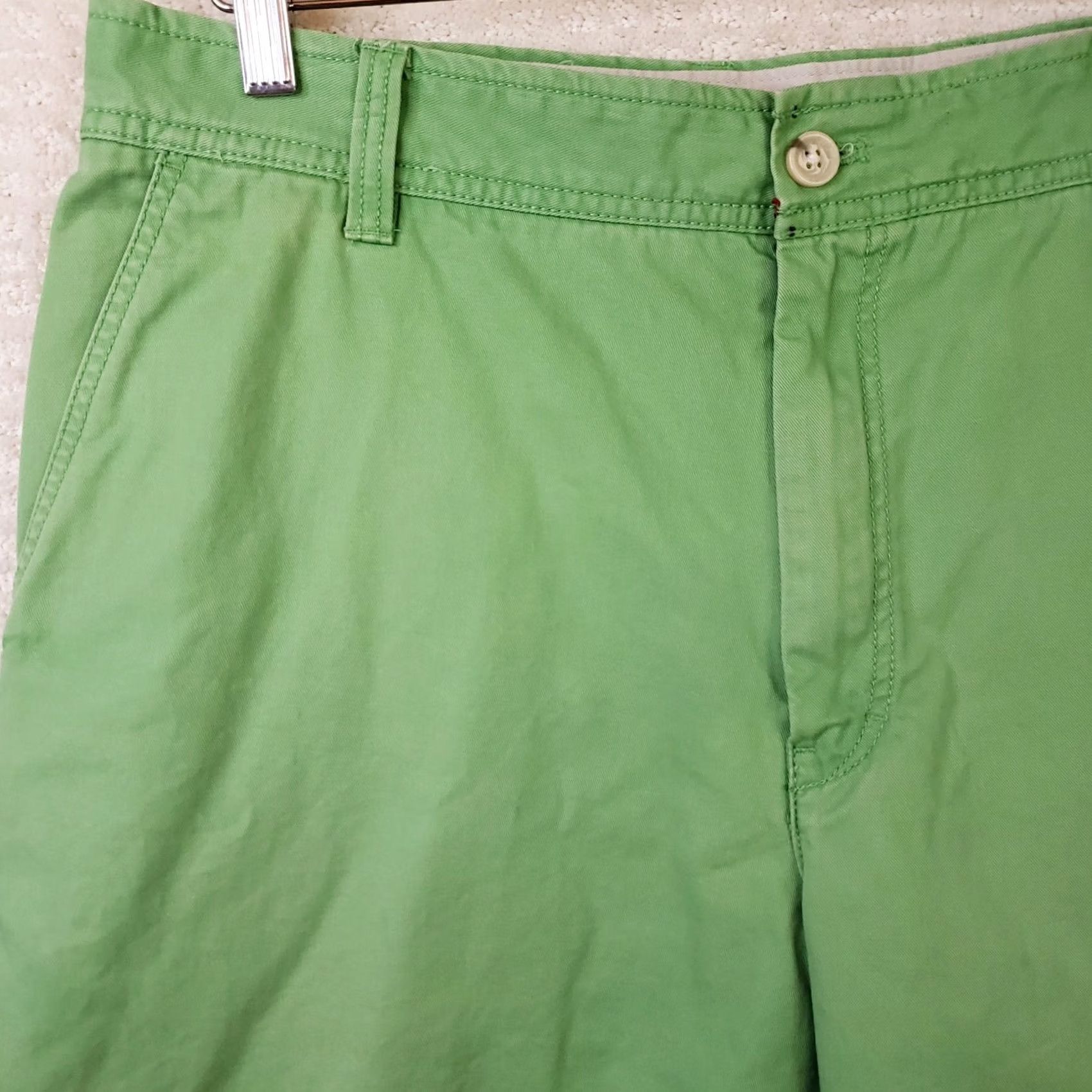 Izod IZOD Saltwater Shorts Mens 36x9 Green Casual Relaxed Size US 36 / EU 52 - 2 Thumbnail