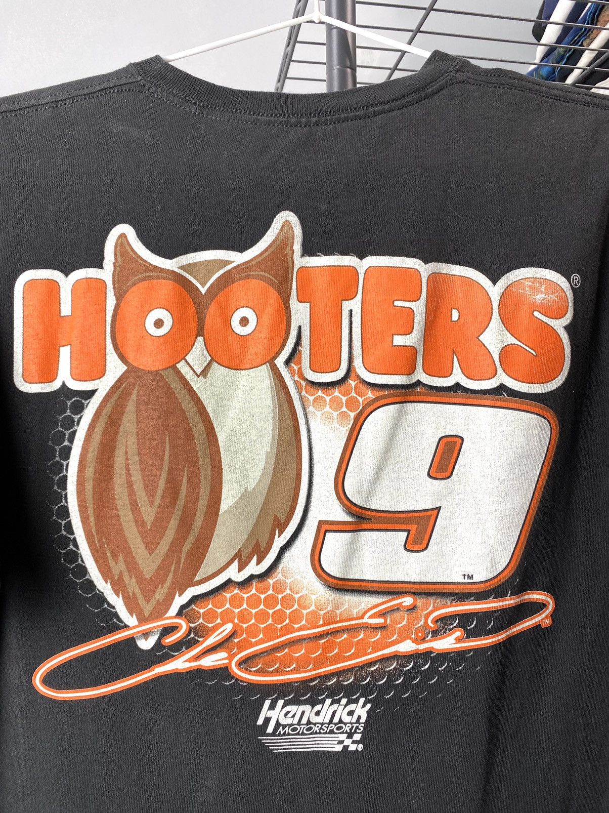 NASCAR Vintage Nascar x Hooters Hendrick Racing T Shirt Size US M / EU 48-50 / 2 - 6 Thumbnail