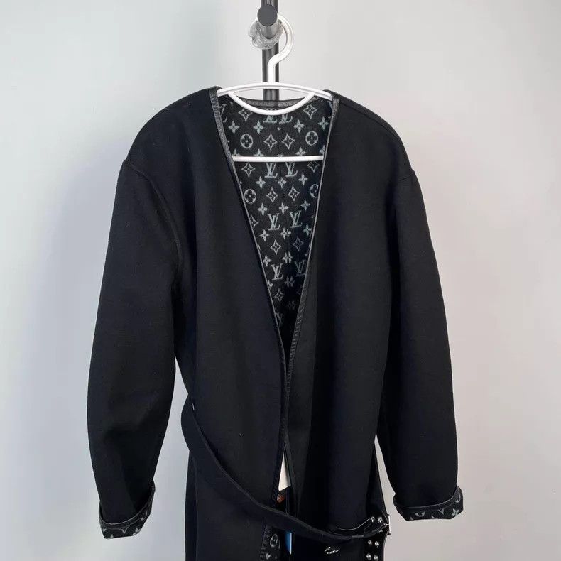 Louis Vuitton Louis Vuitton Black long coat with full print of presbyopi Size L / US 10 / IT 46 - 2 Thumbnail