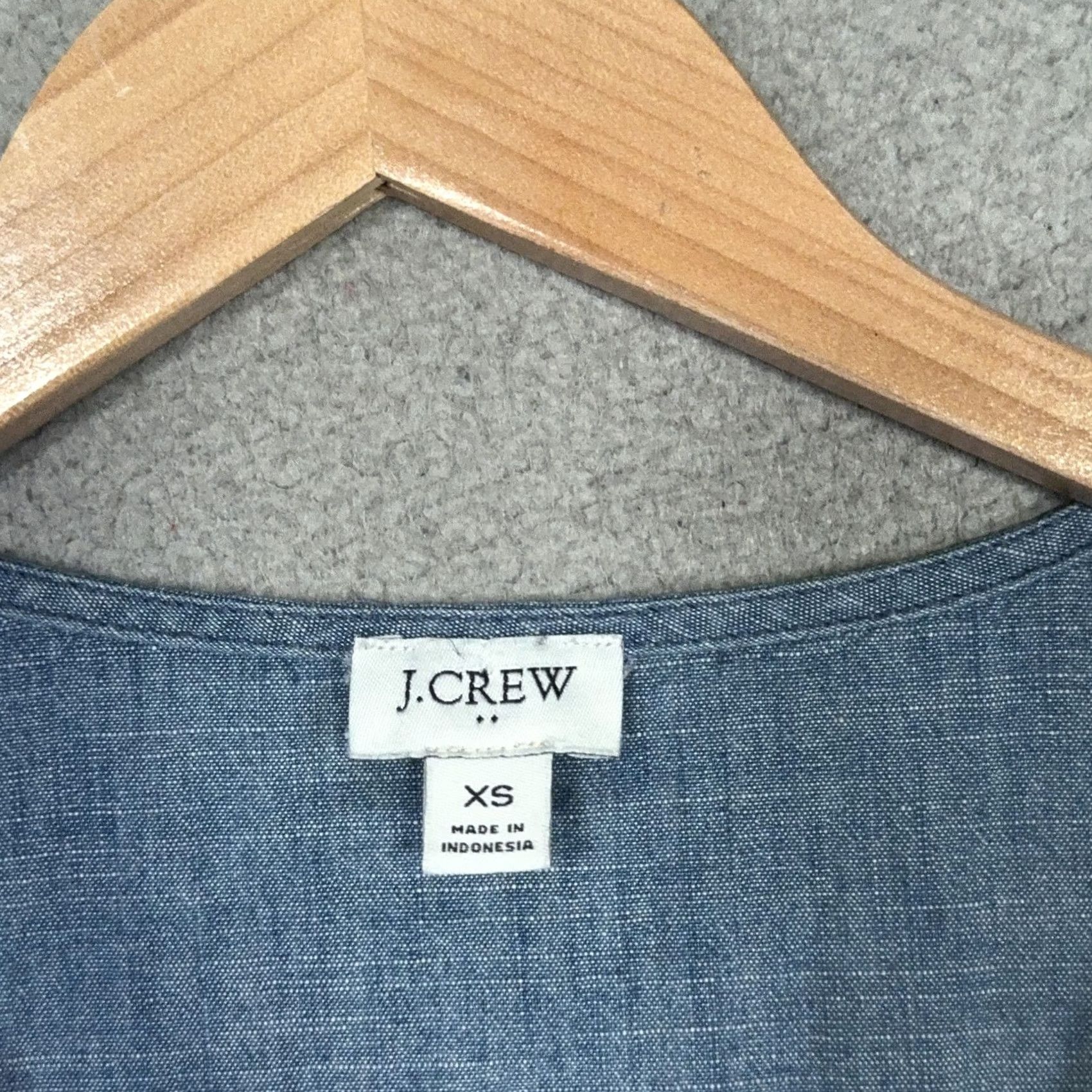 J.Crew J.CREW Chambray Top Womens XS Blue Puff Sleeve V-Neck Shirt Size XS / US 0-2 / IT 36-38 - 3 Thumbnail
