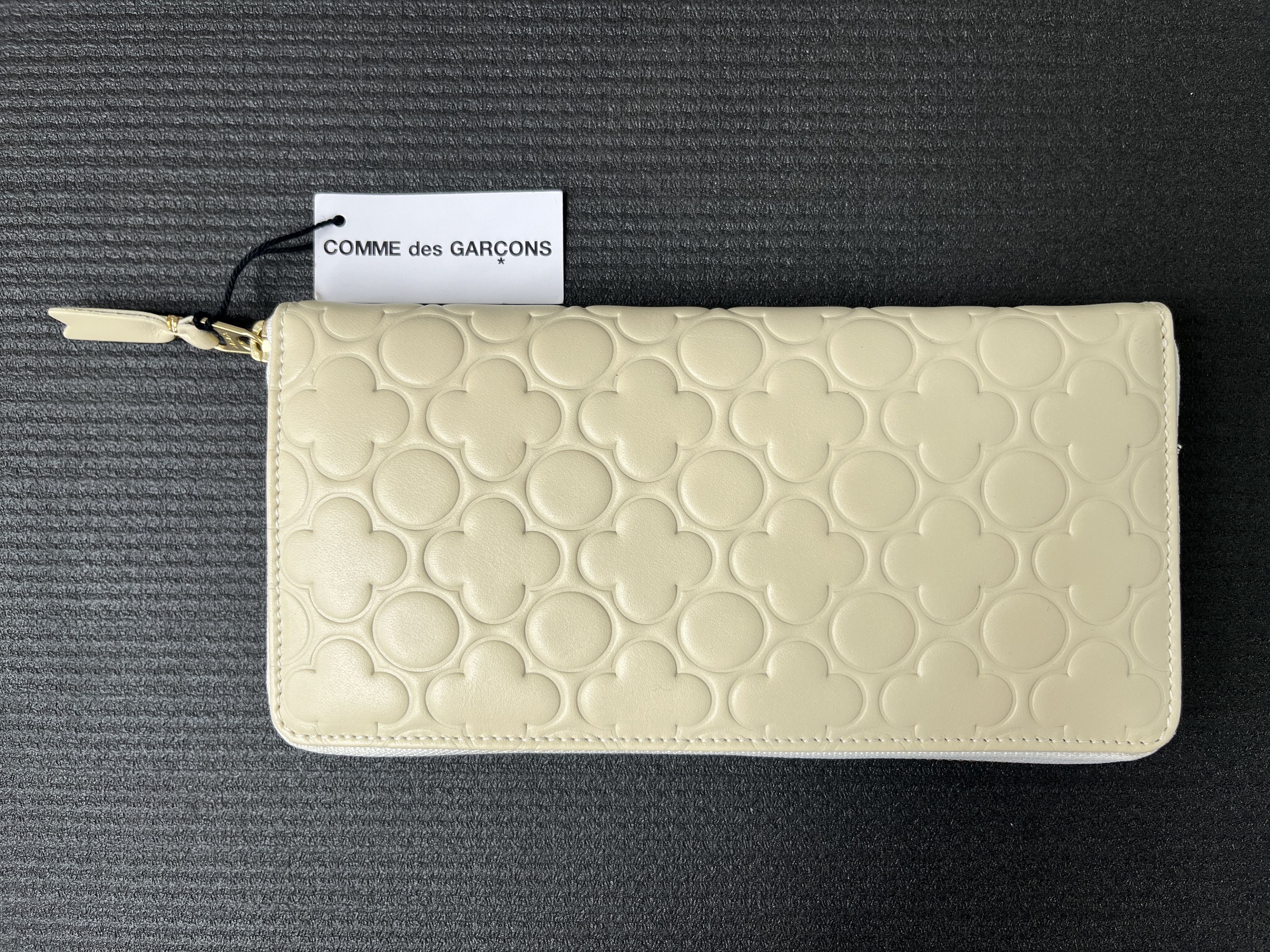 Comme des Garcons Comme des Garcons Embossed B Leather Zip Long Wallet Size ONE SIZE - 1 Thumbnail