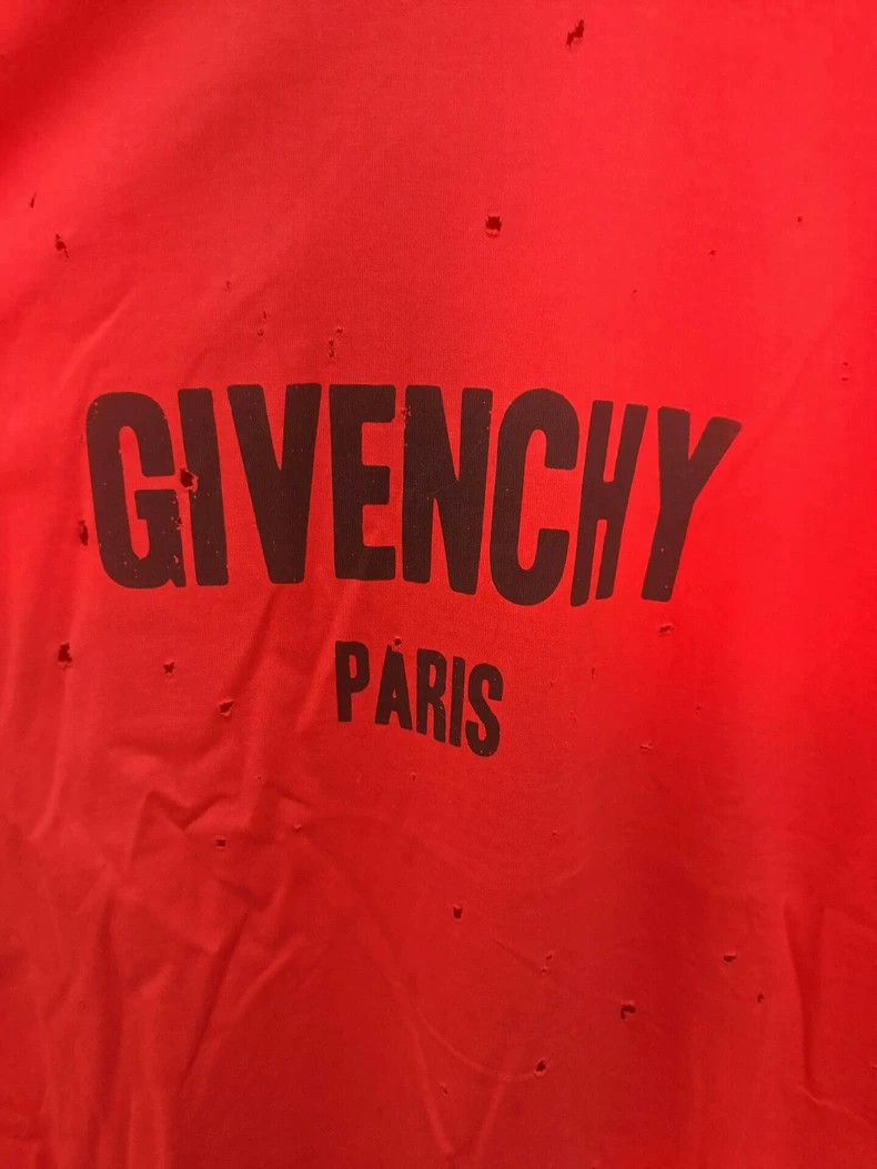 Givenchy Givenchy Classic Red Small Hole Casual Short Sleeve Size US M / EU 48-50 / 2 - 4 Thumbnail