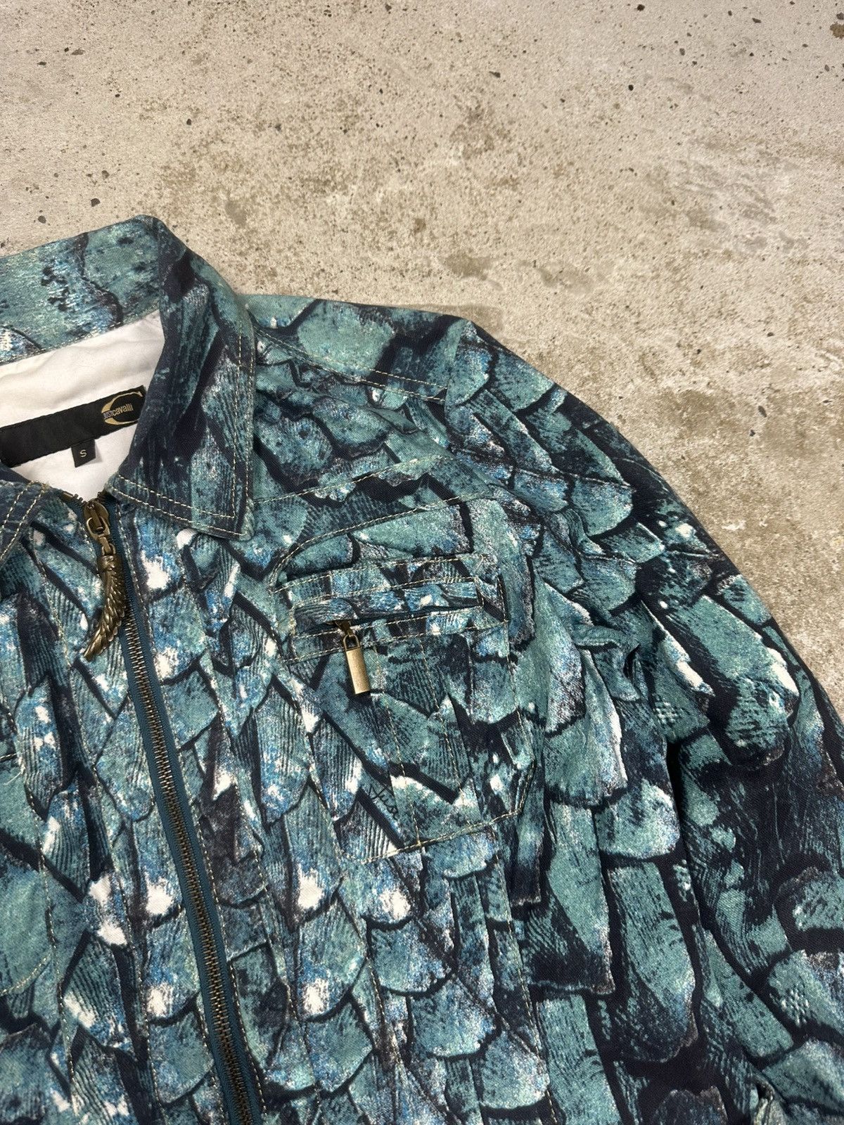 Just Cavalli 2000s Just Cavalli Python Blue Print Denim Trucker Jacket Size S / US 4 / IT 40 - 8 Thumbnail