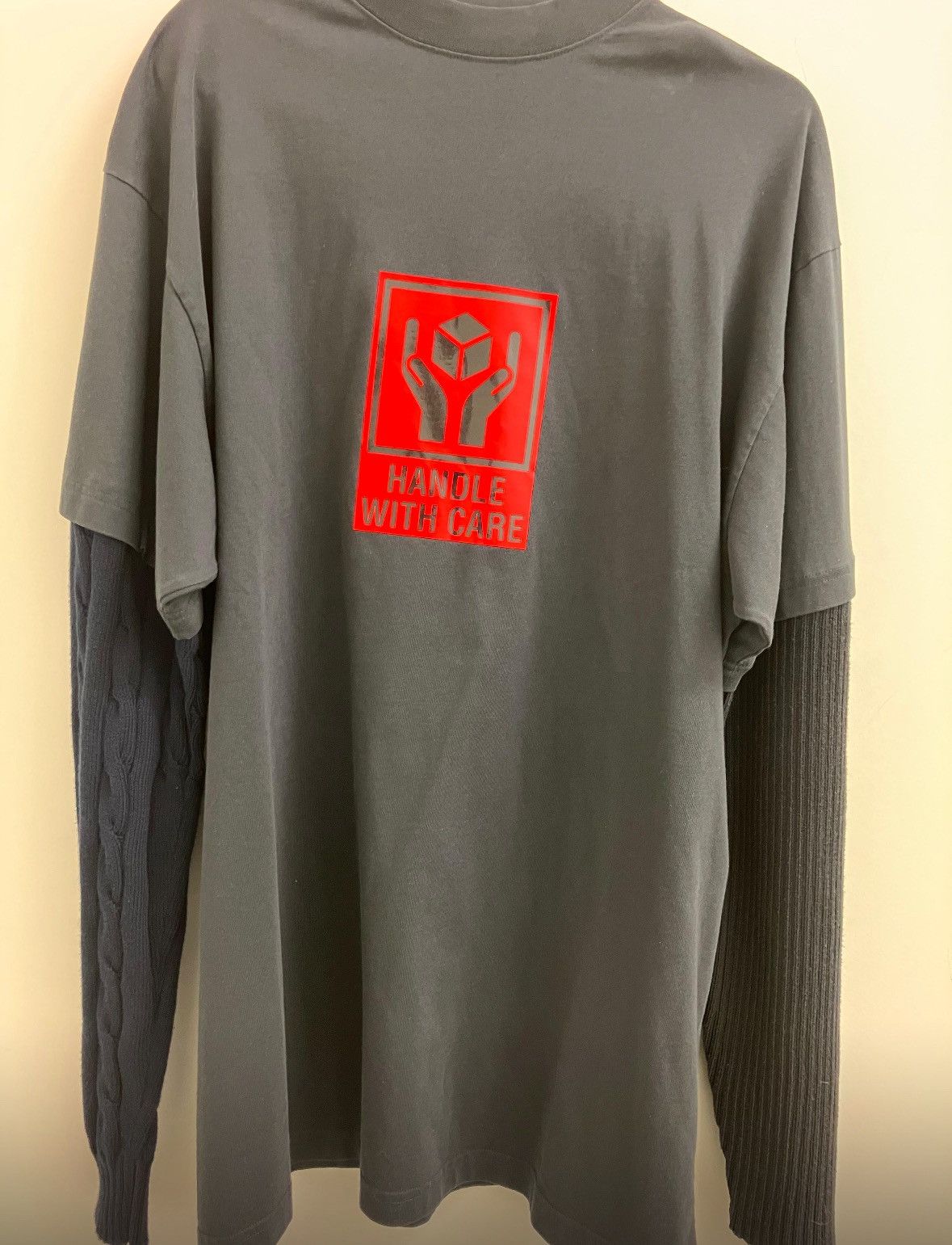 Balenciaga o1w1db11225 Handle With Care Patched Sleeves T-Shirt Size US S / EU 44-46 / 1 - 6 Thumbnail