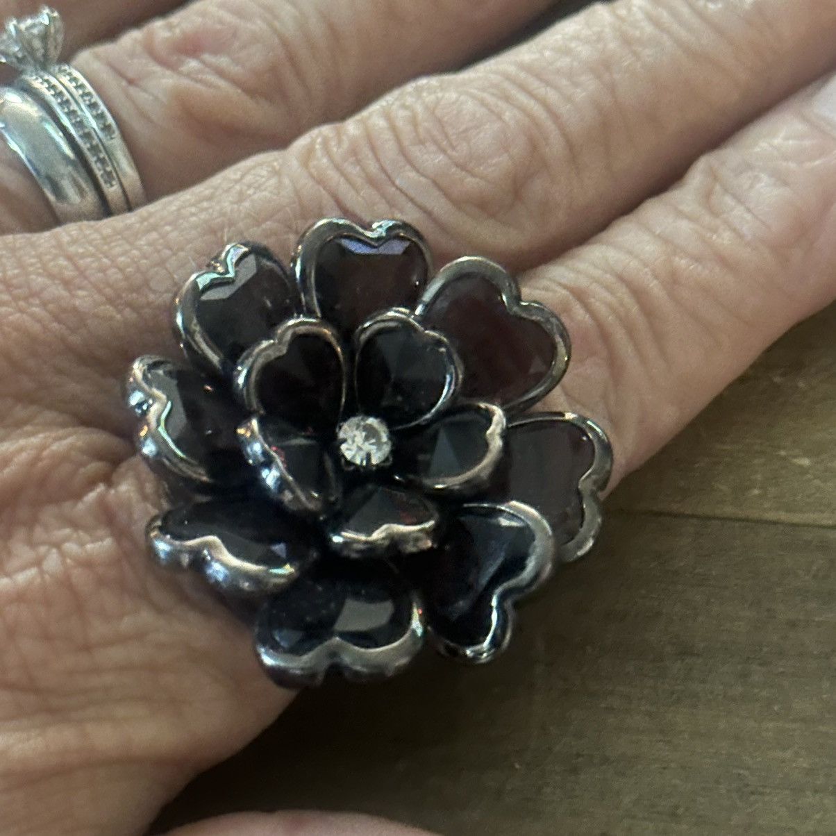 Vintage Vintage black glass flower stretch ring Size ONE SIZE - 5 Thumbnail
