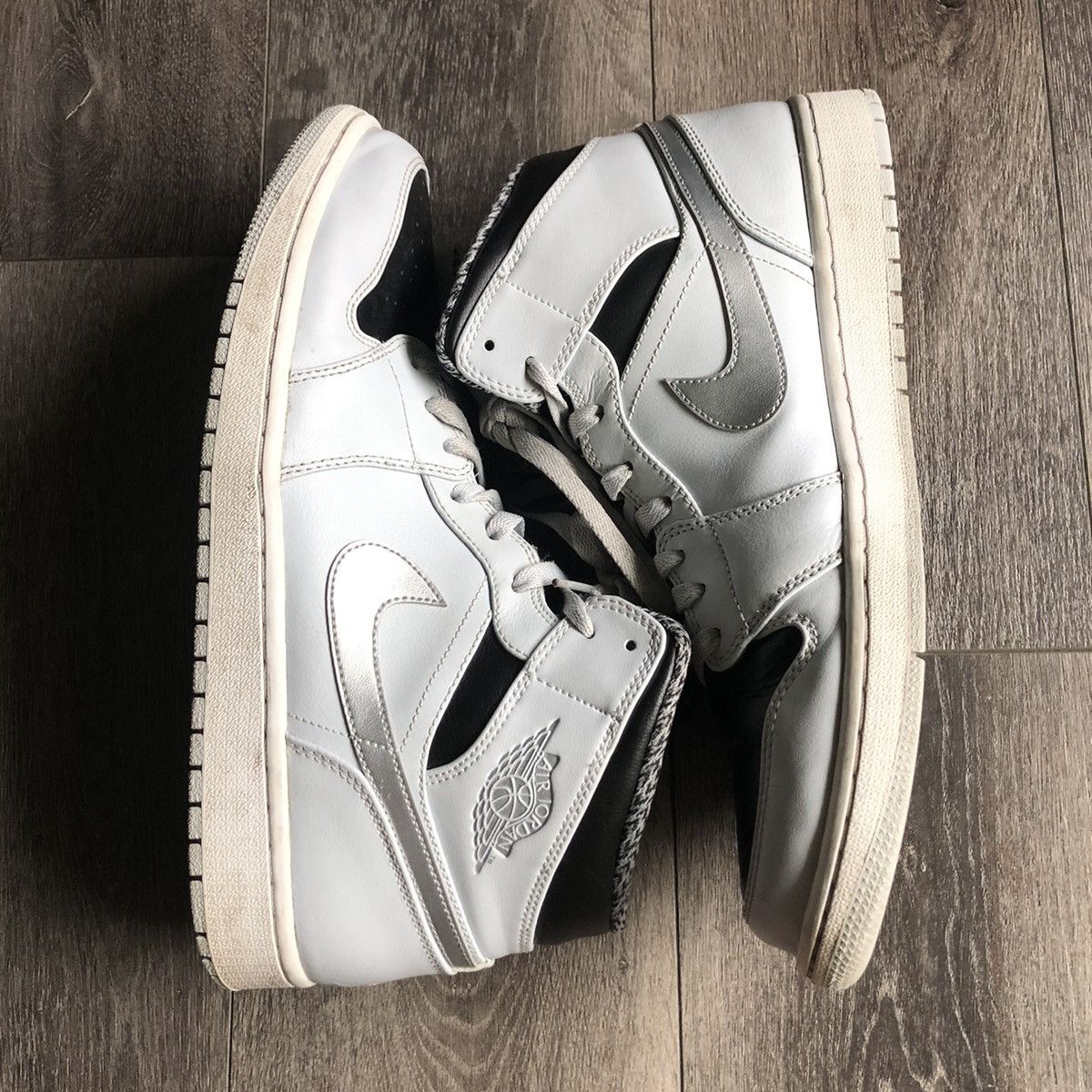 Jordan Brand Air Jordan 1 Retro Mid Wolf Grey Platinum Metallic Shoes Size US 12 / EU 45 - 4 Thumbnail