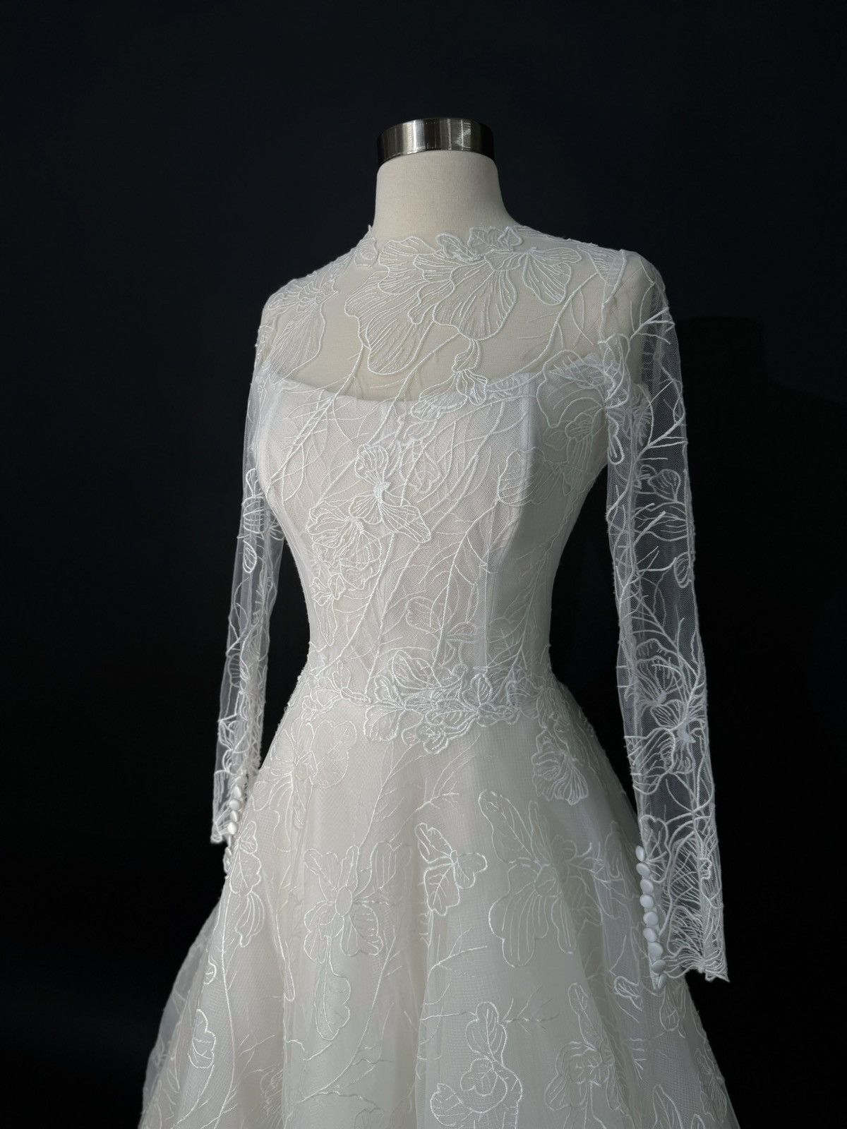 Other Preloved US 6 Anna Augusta Made Embroidered lace Bridal Gown Size M / US 6-8 / IT 42-44 - 3 Thumbnail
