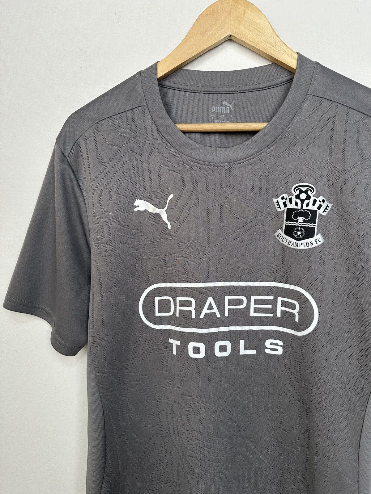 Puma SOUTHAMPTON FC 24/25 Grey Puma Training Football Shirt Men’s Size US L / EU 52-54 / 3 - 3 Thumbnail