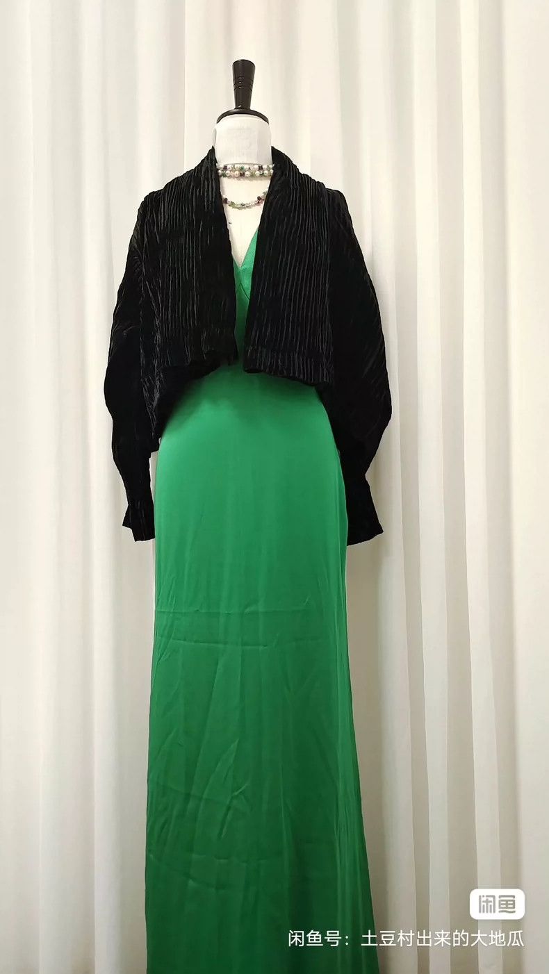 Issey Miyake Issey Miyake A vintage velvet pleated jacket with a black Size M / US 6-8 / IT 42-44 - 1 Thumbnail