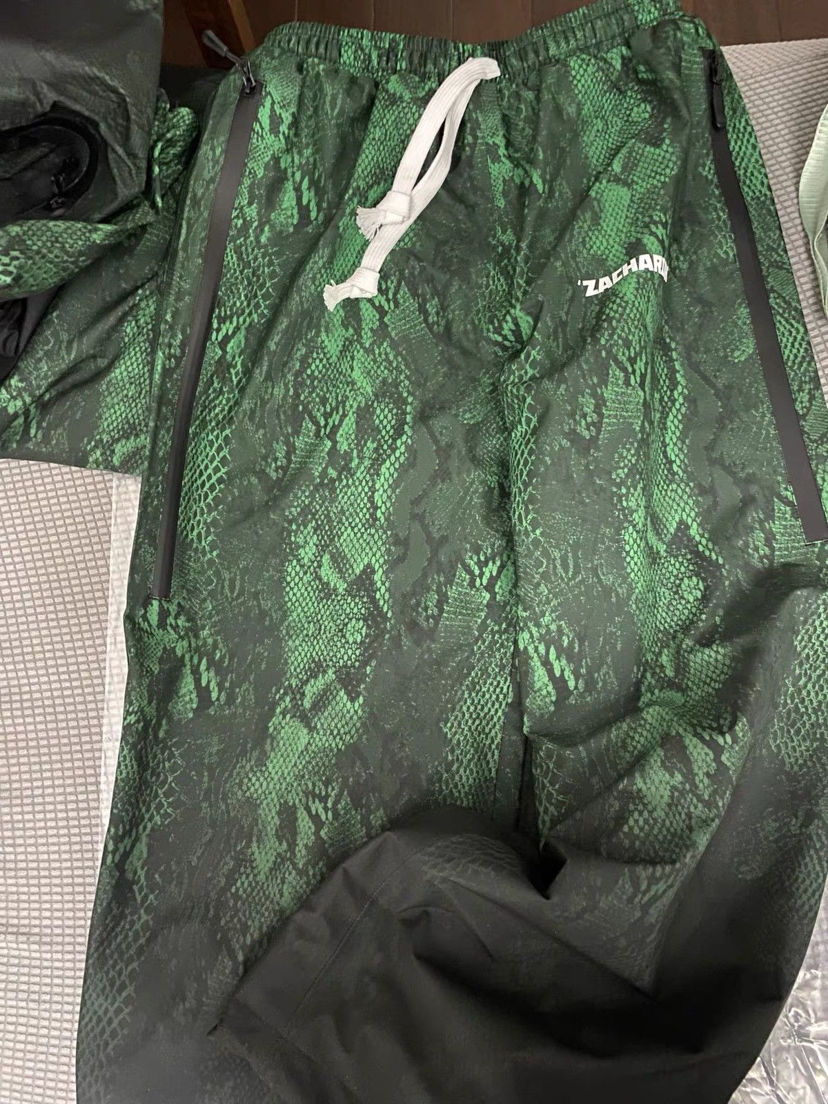 Other Green Scale Snake Pattern Outdoor Windproof Ski Suit Size US 32 / EU 48 - 11 Thumbnail