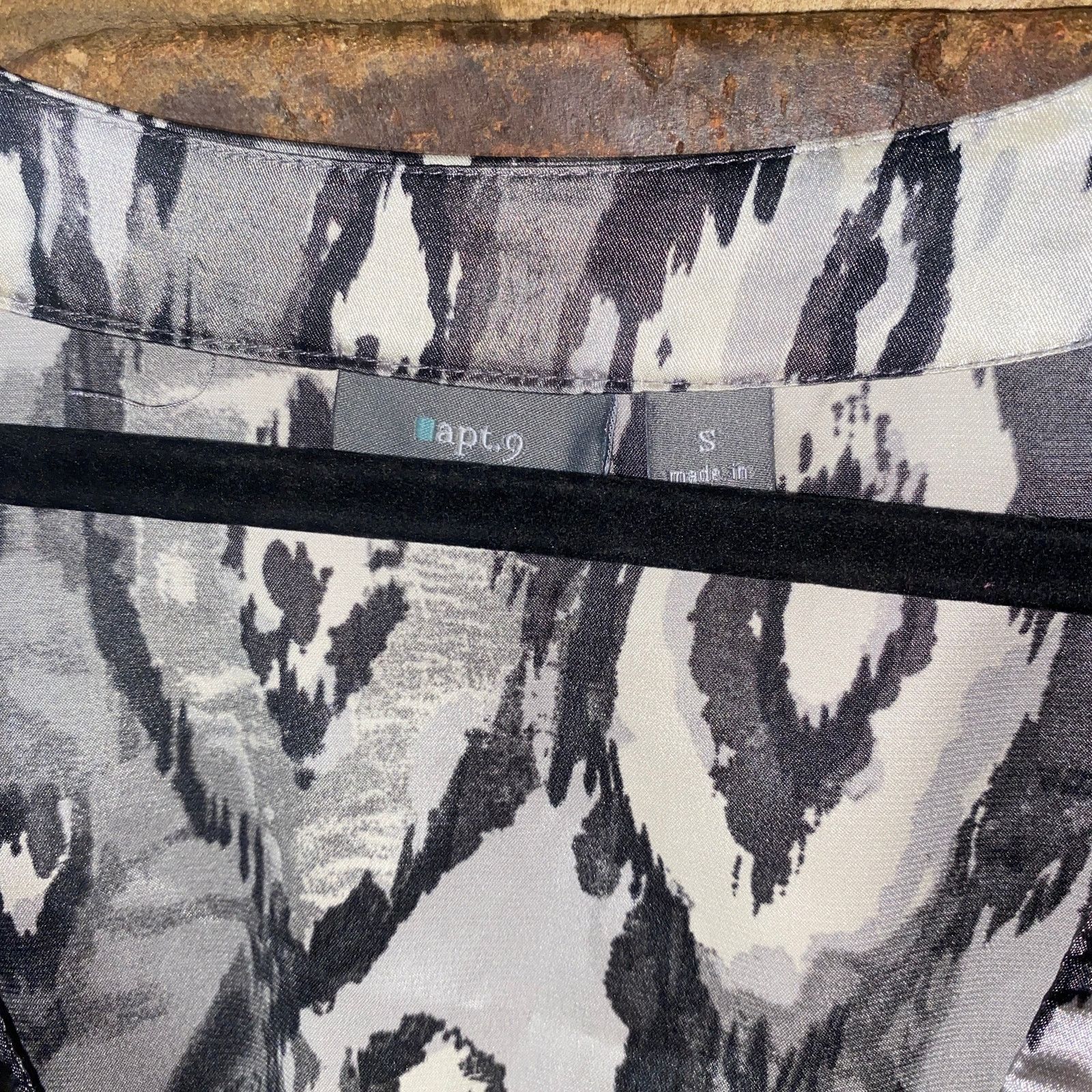 Apt. 9 Apt. 9 Gray Black Printed Short Sleeve V-Neck Top Size Small Size S / US 4 / IT 40 - 4 Thumbnail