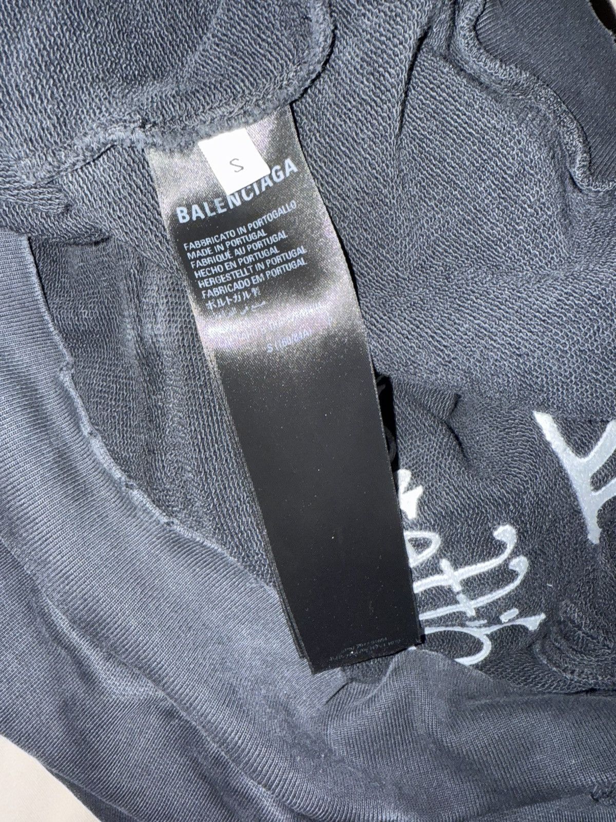 Balenciaga Balenciaga Black Distressed Be Different Hoodie Size US S / EU 44-46 / 1 - 5 Thumbnail