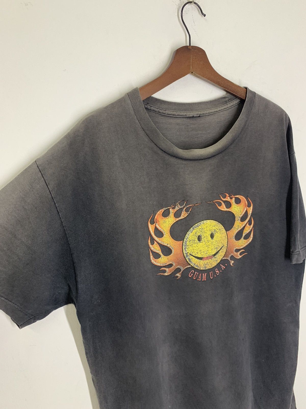 Vintage Vintage Thrashed Smile Fire Flame Guam Size US L / EU 52-54 / 3 - 3 Thumbnail
