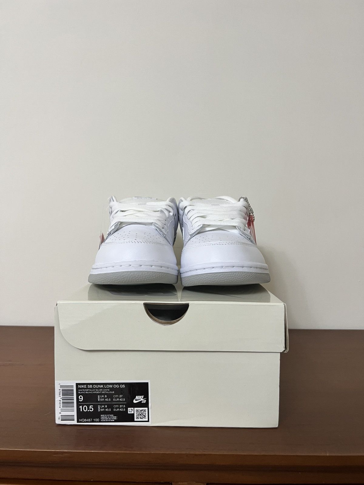 Nike Supreme nike SB dunk low 94 white metallic silver Size US 9 / EU 42 - 4 Thumbnail