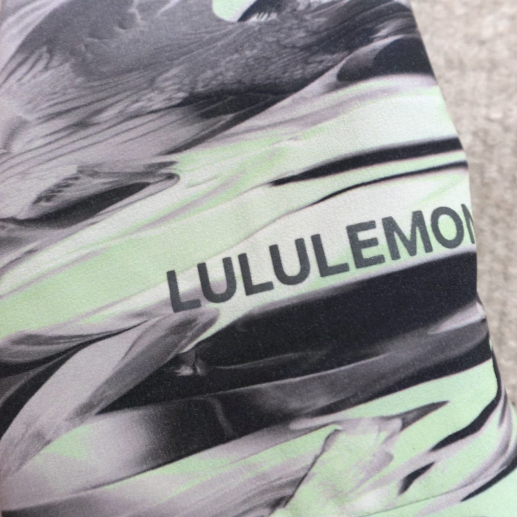 Lululemon Lululemon Jacket Womens Small Gray Camo Full Zip Windbreaker Hooded City Activewear SHD Womens Regular Split Zip Size S / US 4 / IT 40 - 4 Thumbnail