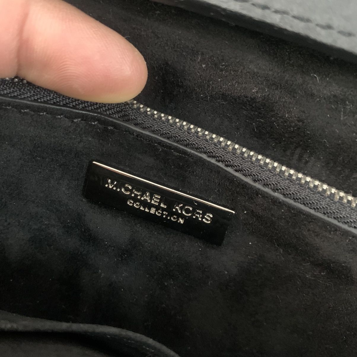 Michael Kors 💥‼️FAST SALE‼️💥Authentic Michael Kors Black Leather Slingbag Size ONE SIZE - 10 Thumbnail