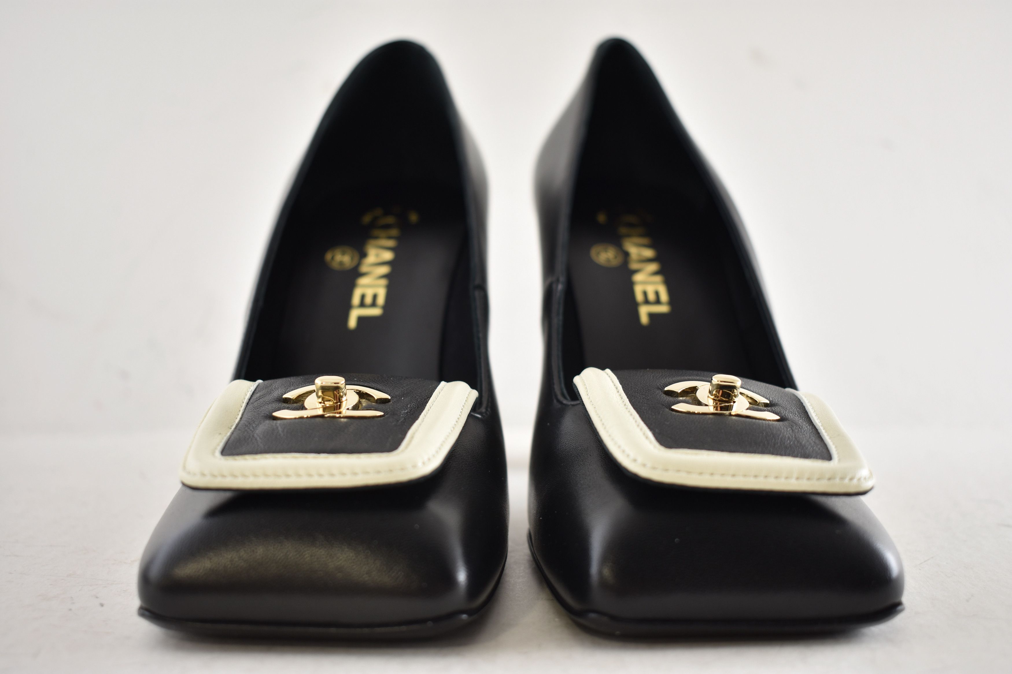 Chanel 26S Blazy White Square Toe Turnlock CC Block Heel Pump 40 Size US 10 / IT 40 - 12 Thumbnail