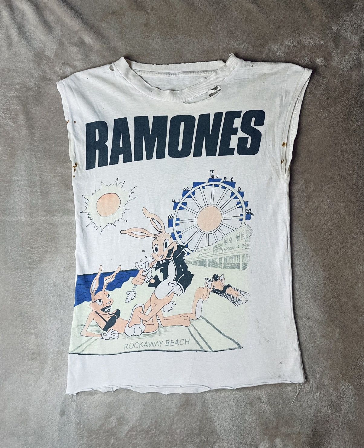 Other Rare Vintage Ramones T-Shirt „Rockaway Beach“ Size US S / EU 44-46 / 1 - 2 Thumbnail