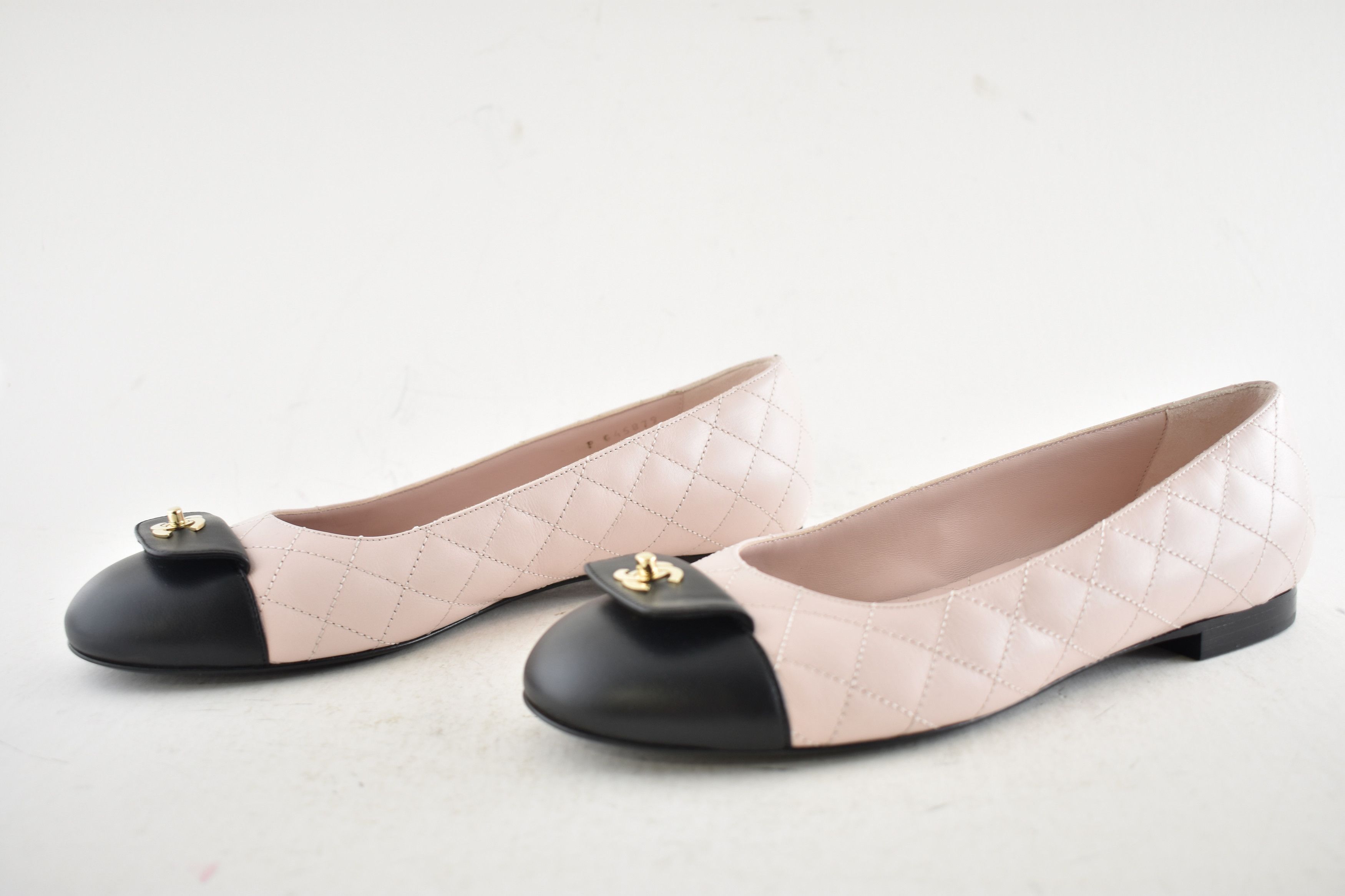 Chanel Chanel 24B Pink Black Turnlock Gold CC Logo Ballet Flat 38 Size US 8 / IT 38 - 13 Thumbnail