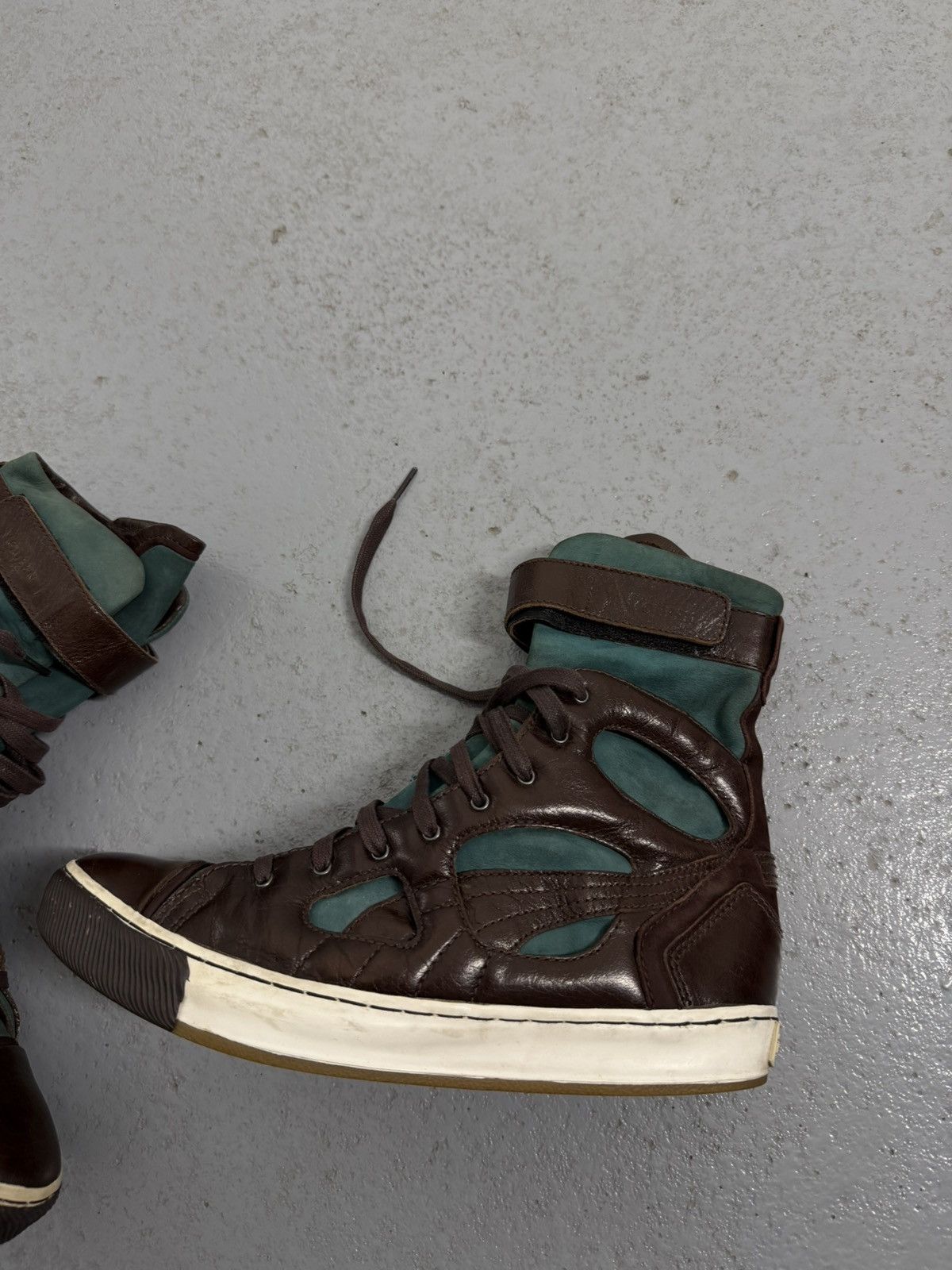 Alexander McQueen × Puma Vintage 00s Puma x Alexander McQueen Leather Sneakers Size US 8 / EU 41 - 2 Thumbnail