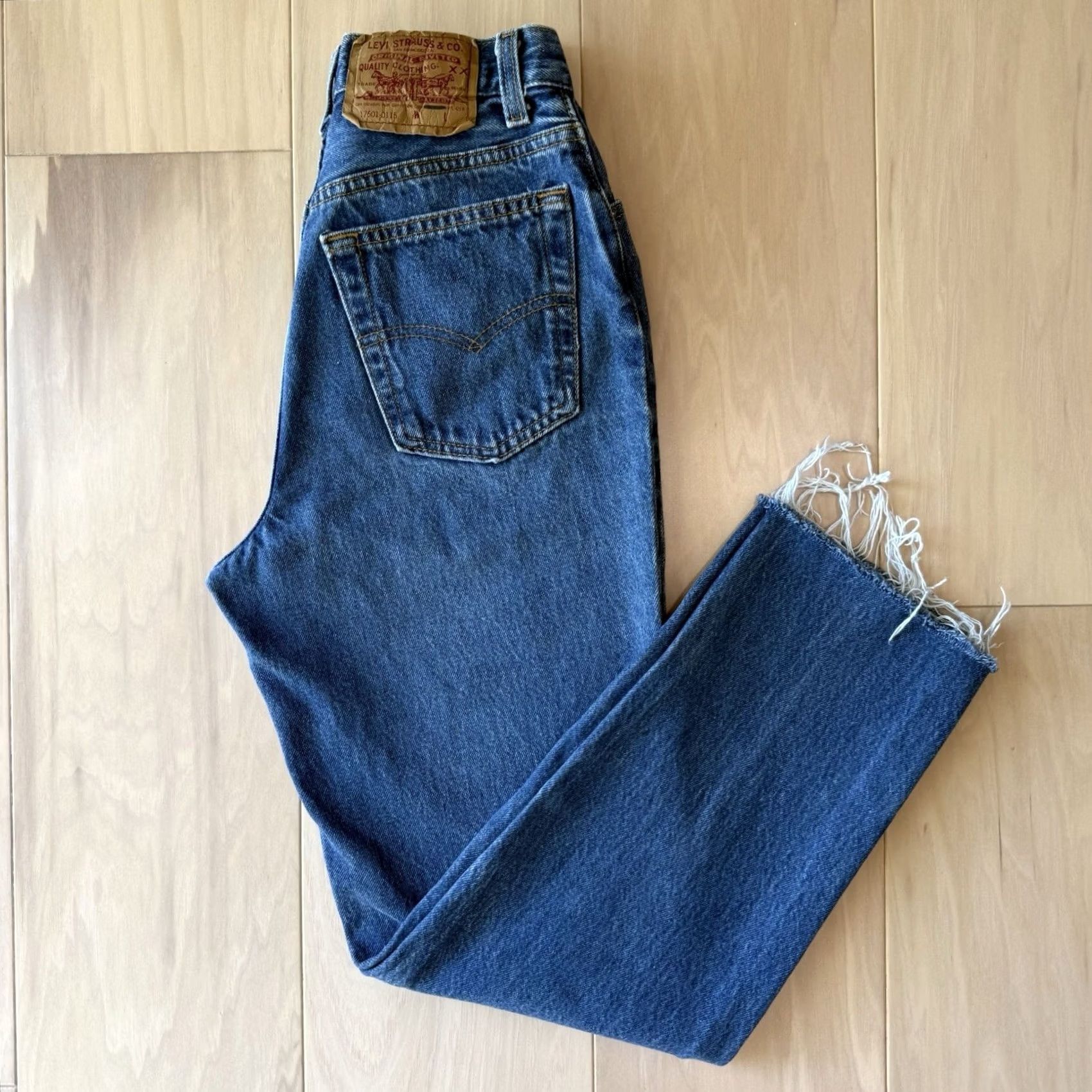 Levi's VINTAGE Levi's 501 Jeans 25 Blue Denim Made in USA Workwear Non Selvedge Mens Jeans 80s Size US 26 / EU 42 - 2 Thumbnail