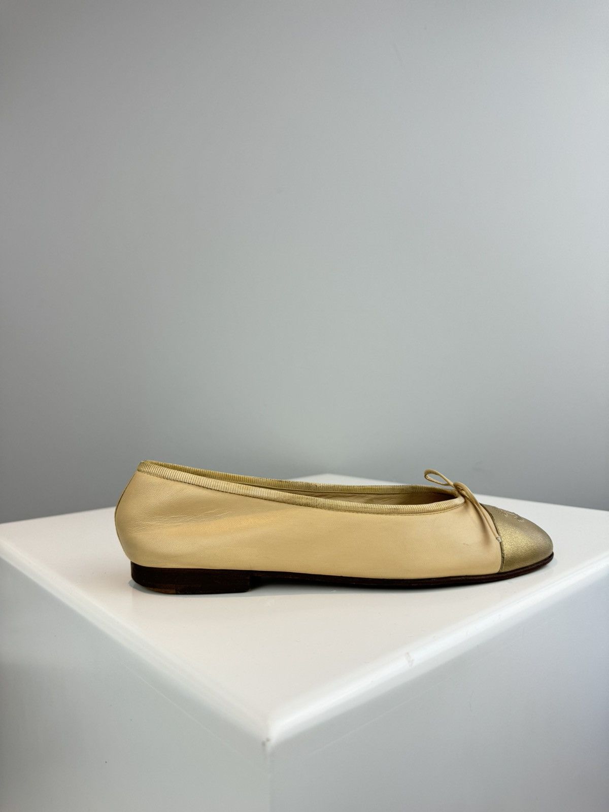 Chanel CHANEL BEIGE CC. LOGO BALLERINA FLATS Size US 6 / IT 36 - 8 Thumbnail