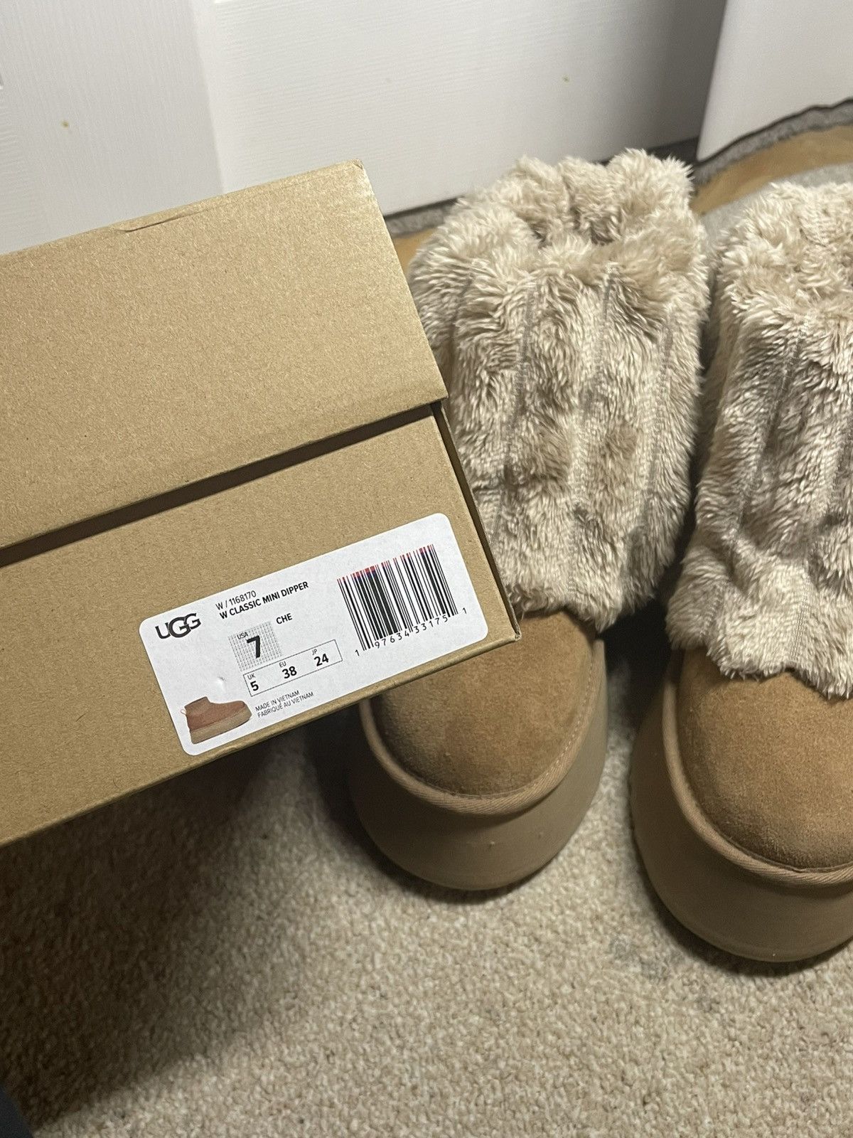 Ugg UGG Sherpa Corduroy Boots size 8 (38euro) Size US 8 / IT 38 - 8 Thumbnail