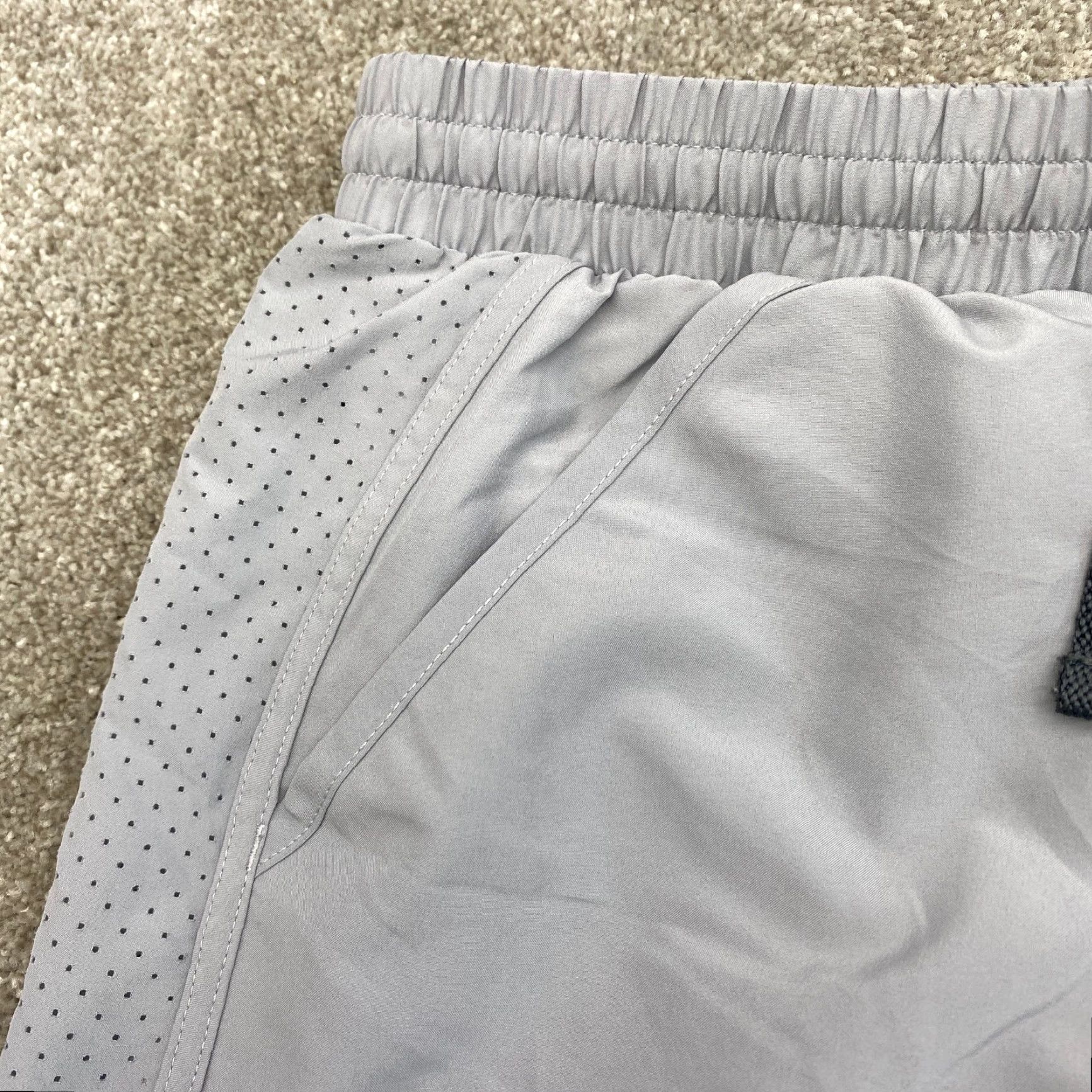 Under Armour Under Armour Running Shorts Womens Large Gray Lightweight Heatgear Fitted 6610 Size 24" / US 00 / IT 34 - 2 Thumbnail