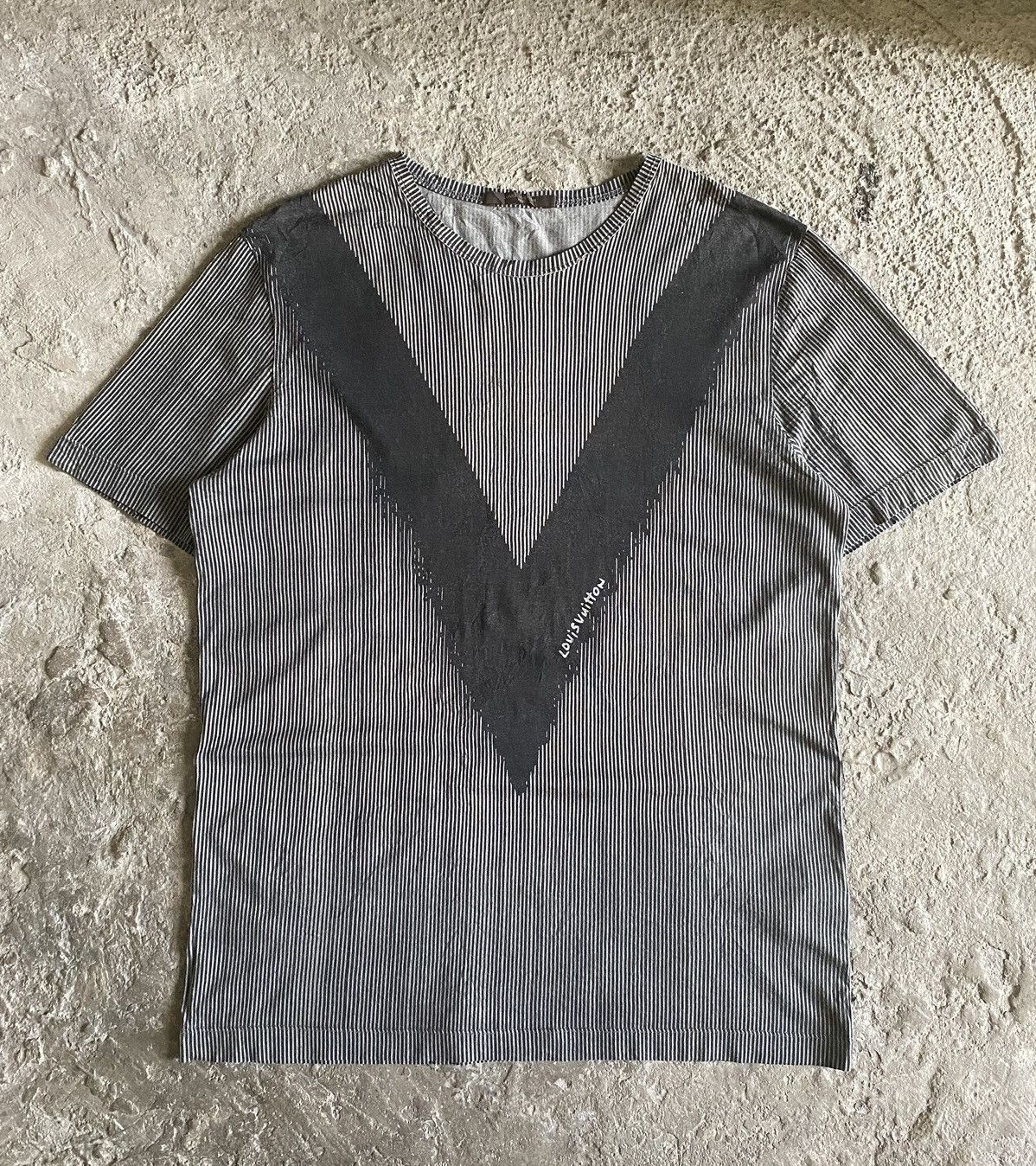 Louis Vuitton LV x Kim Jones FW’12 V-Logo Stripe Tee Size US XL / EU 56 / 4 - 1 Thumbnail