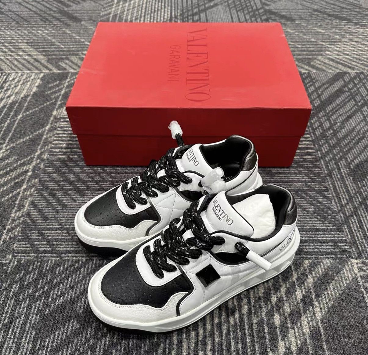 Valentino Valentino One Stud Leather Black & White Panda Sneakers J42 Size US 7 / EU 40 - 1 Thumbnail