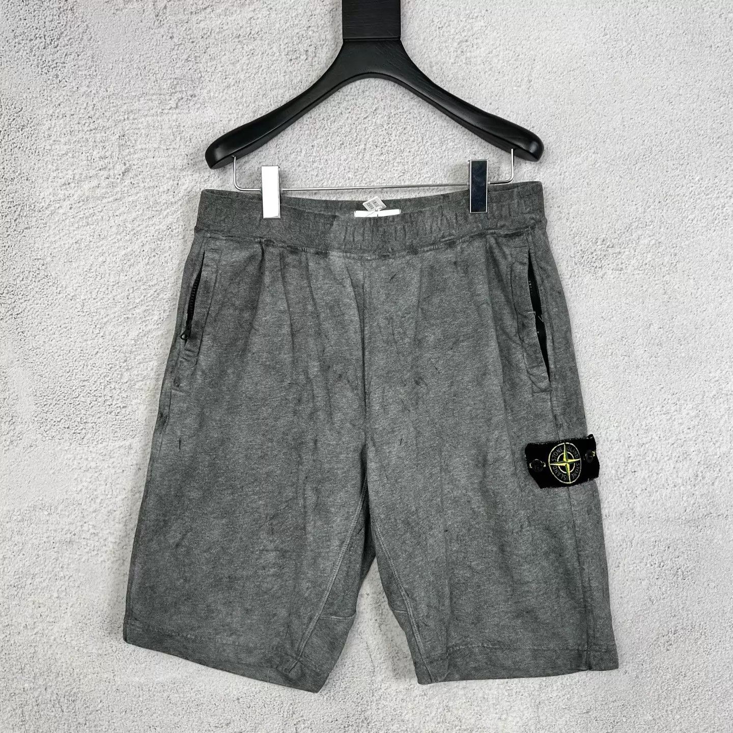 STONE ISLAND dye logo patch short men's gray L new