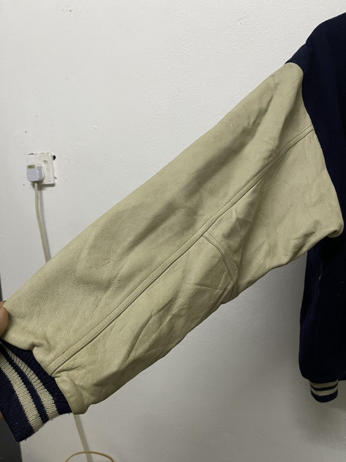 Japanese Brand 2000s SUNTORY BOSS COFFEE VARSITY LEATHER SLEEVE DISTRESSED Size US M / EU 48-50 / 2 - 16 Thumbnail
