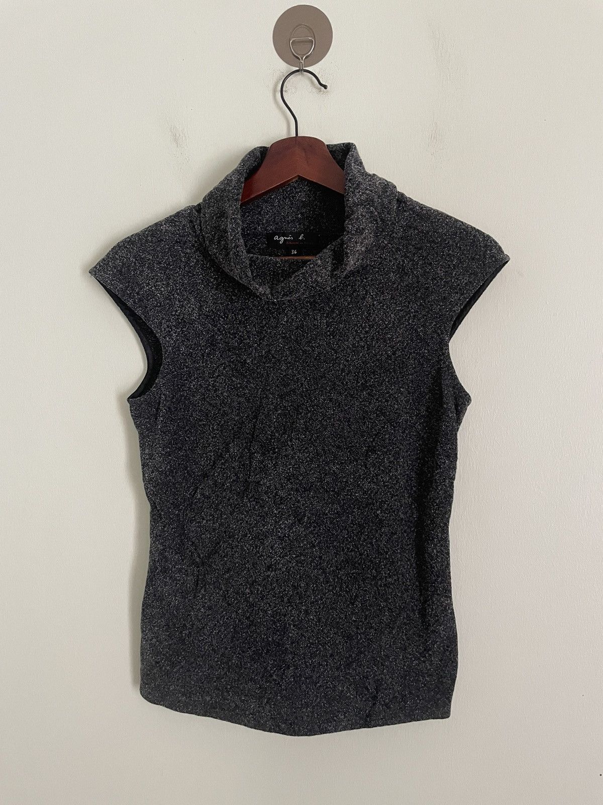 Agnes B. Turtleneck Nonsleeves Blouse