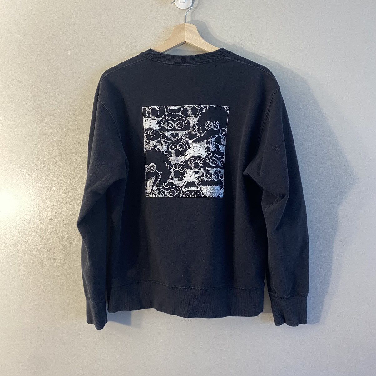 Kaws × Uniqlo Uniqlo X Kaws Sweatshirt Crewneck Size US M / EU 48-50 / 2 - 1 Thumbnail