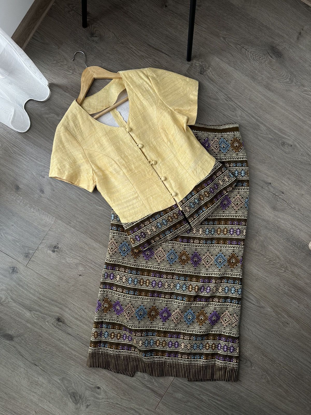 Other UK VTG Beige Thai Set Traditional Dress Skirt Wedding Blouse Size US M / EU 48-50 / 2 - 1 Thumbnail