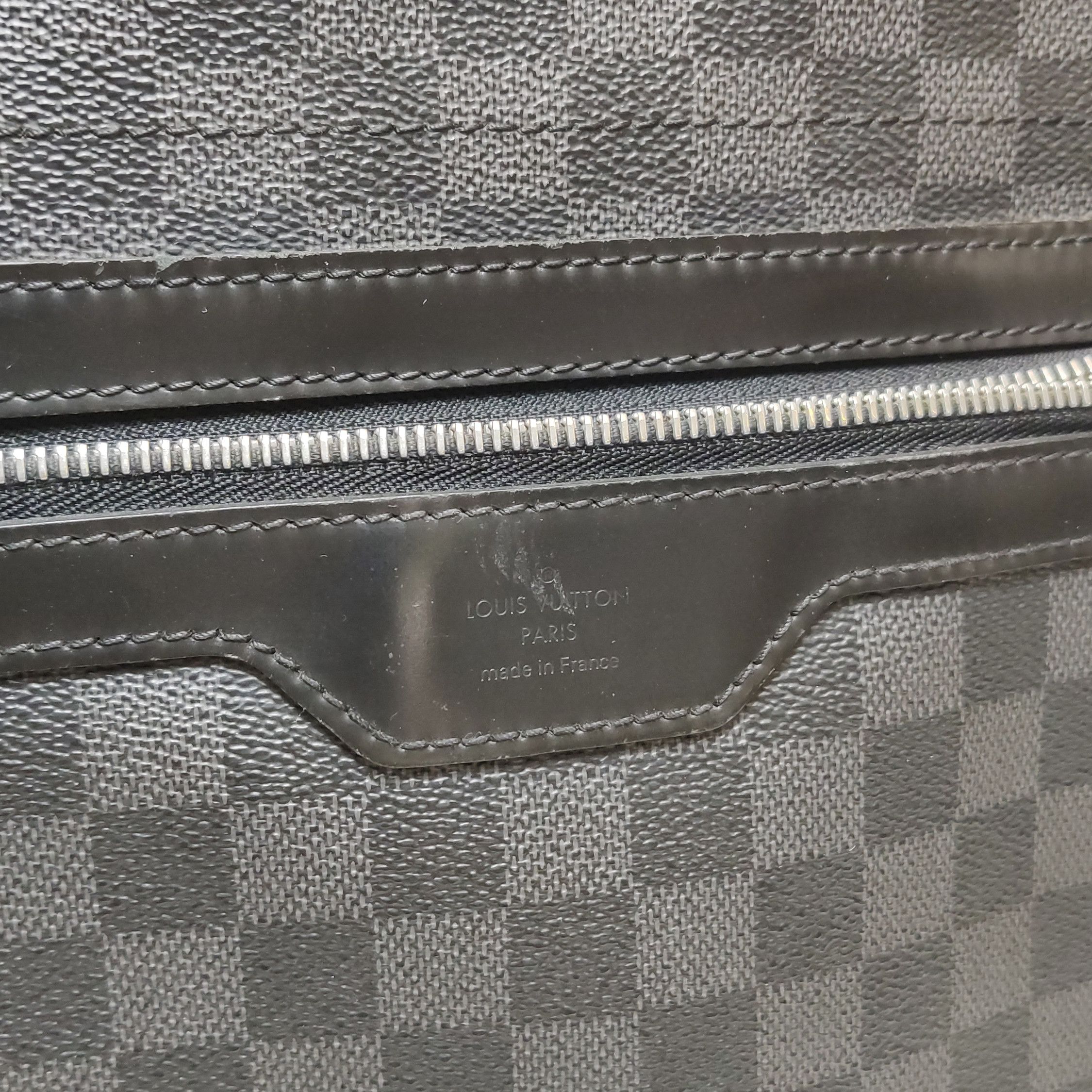 Louis Vuitton Louis Vuitton (LV) District leather checkerboard flap messe Size ONE SIZE - 7 Thumbnail